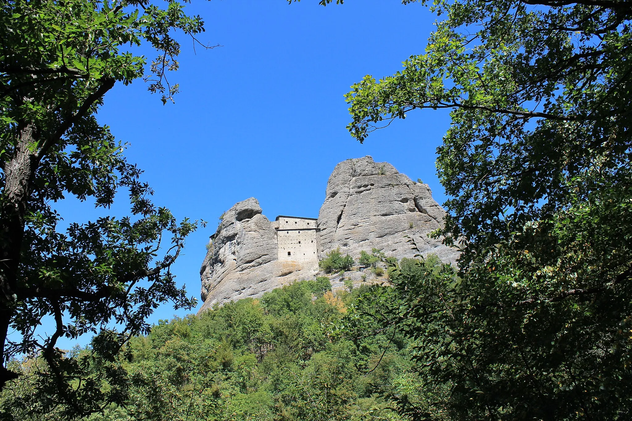 Photo showing: This is Castello della Pietra, an old fortification near Vobbia, Liguria, Italy. This fortification is built between two suggestives spurs.