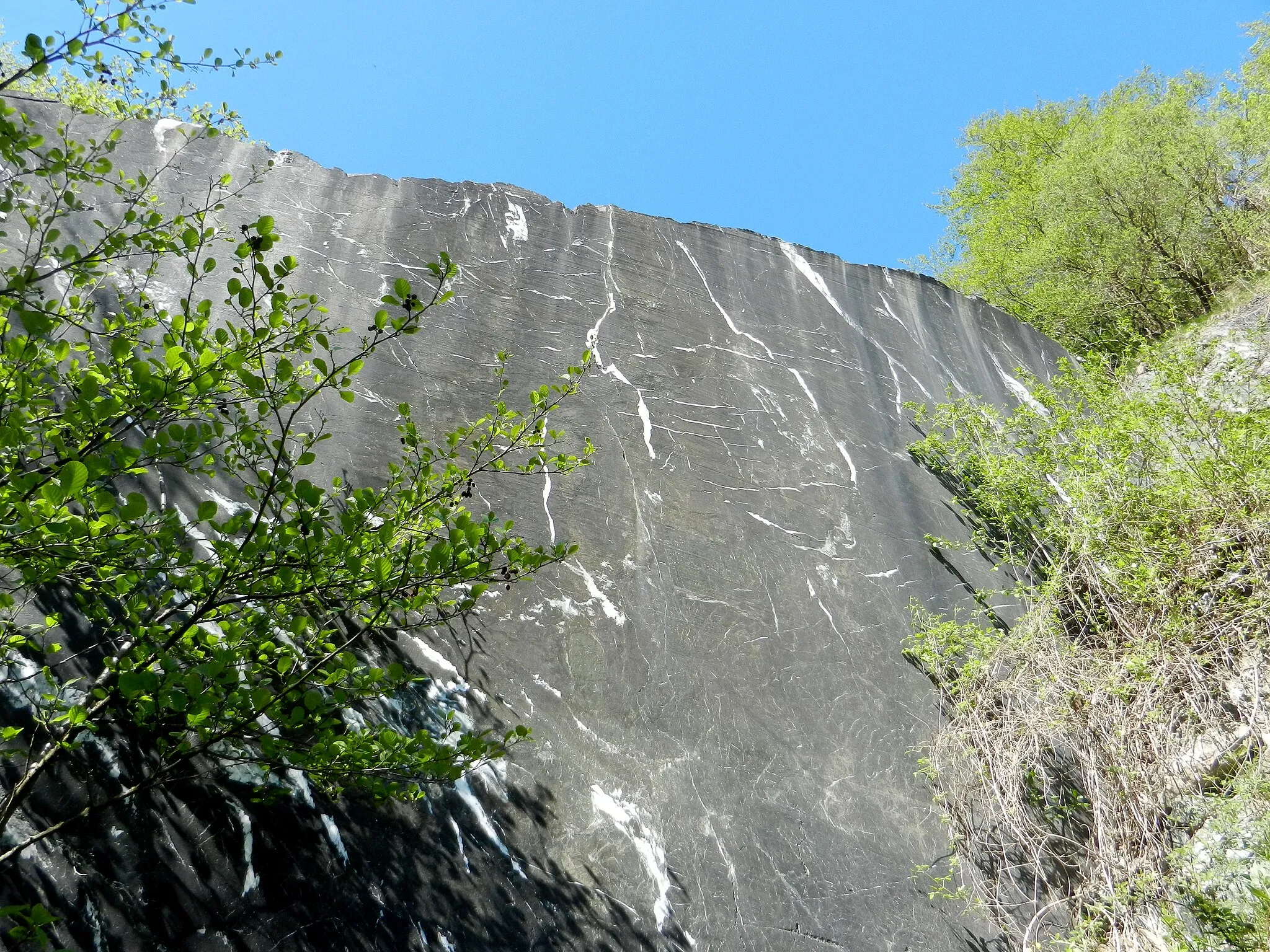 Photo showing: Campomorone (province of Genoa, Italy), Polcevera green marble quarry near Bocchetta Pass