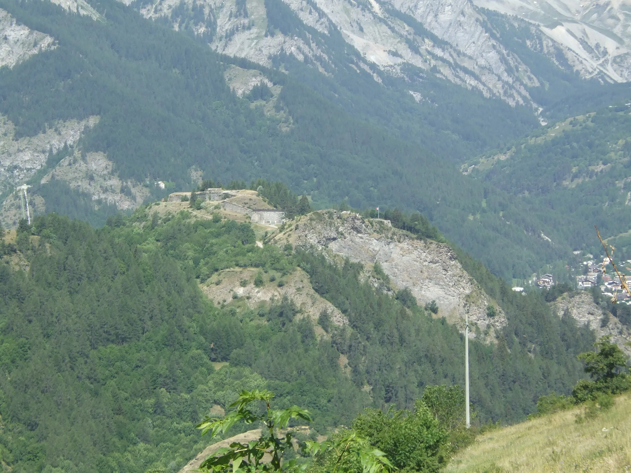 Photo showing: Bramafam spur with the fortress on top