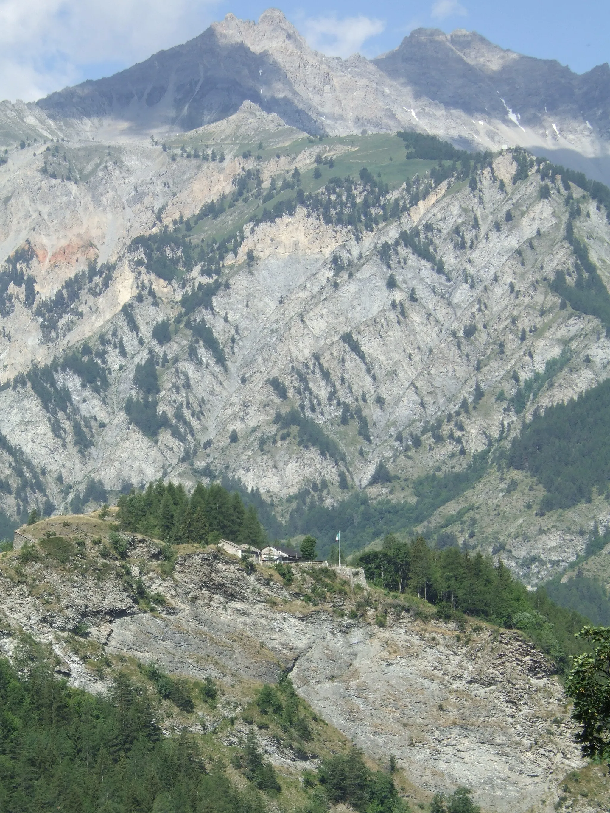 Photo showing: Bramafam spur with the Fortress on top and the Rocca Bernauda mount in backround