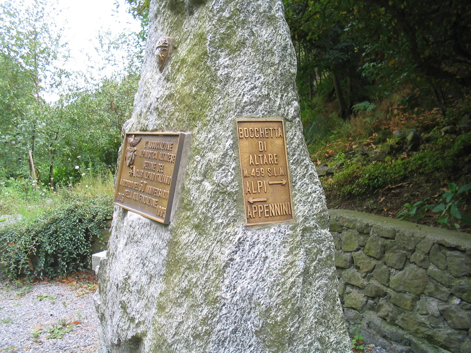 Photo showing: Immagine del monumento eretto dal Comitato Alpino nel punto esatto di divisione tra Alpi e Appennini, sulla Bocchetta di Altare.