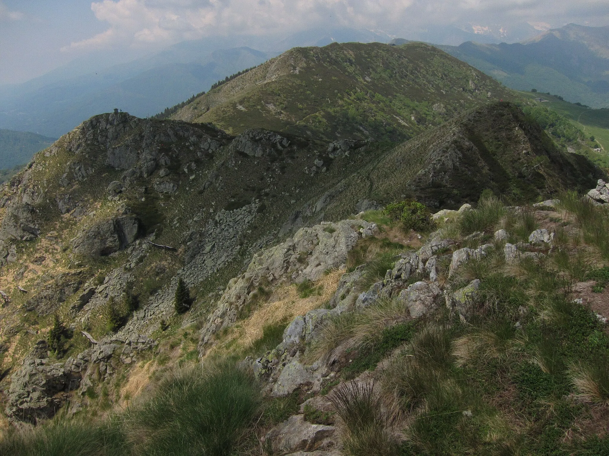 Photo showing: Panoramic view of the mountains west to the summit of Rocca D'Argimonia mount. The mountain is located in Biella province, in Piedmont region in Italy. In the centre of the image can be seen the Monte Cerchio, on its right the Cima del Bonom. Picture taken on the 2nd of June in 2019. 2019-06-02