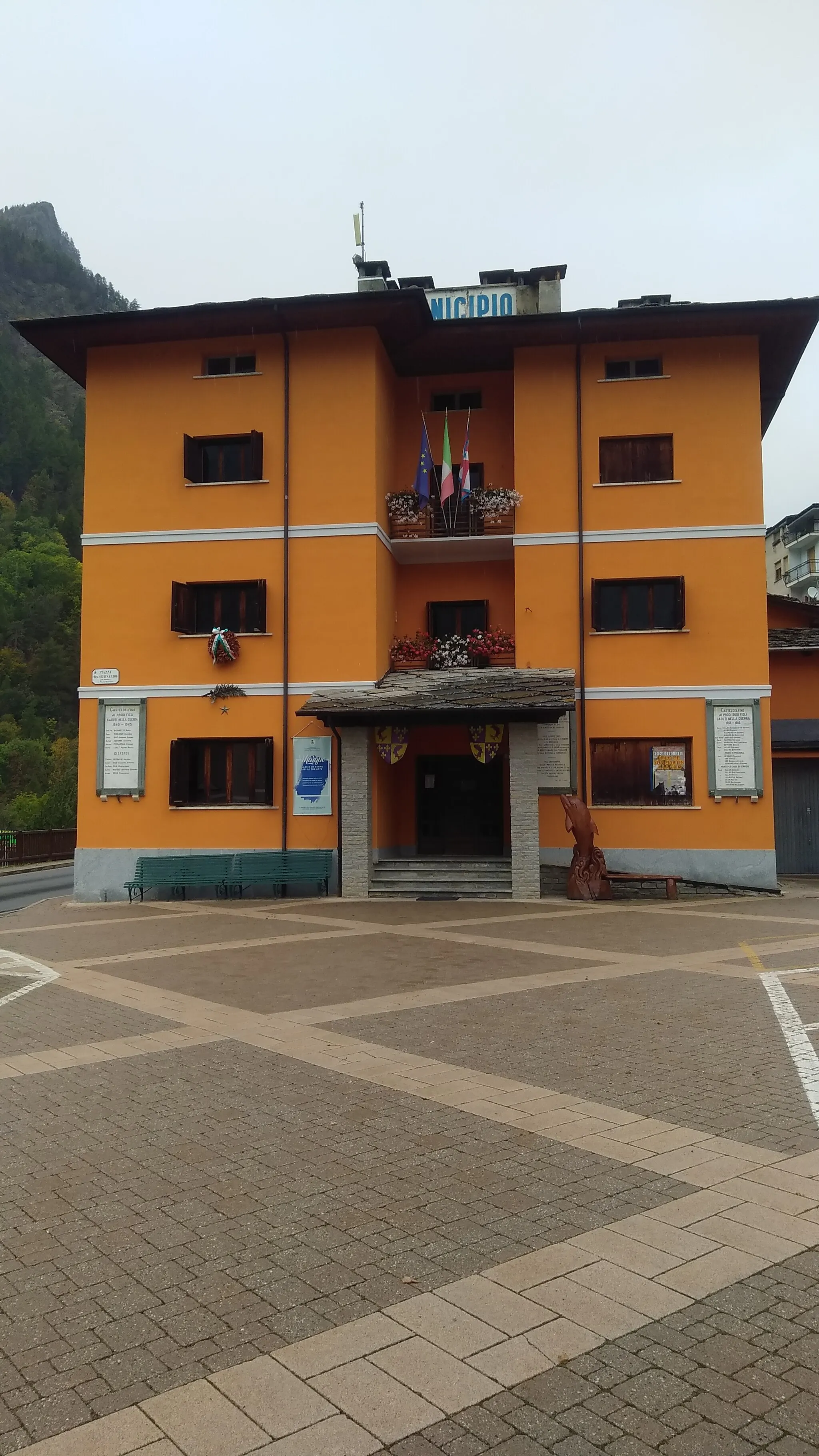 Photo showing: Il municipio di Casteldelfino (CN)