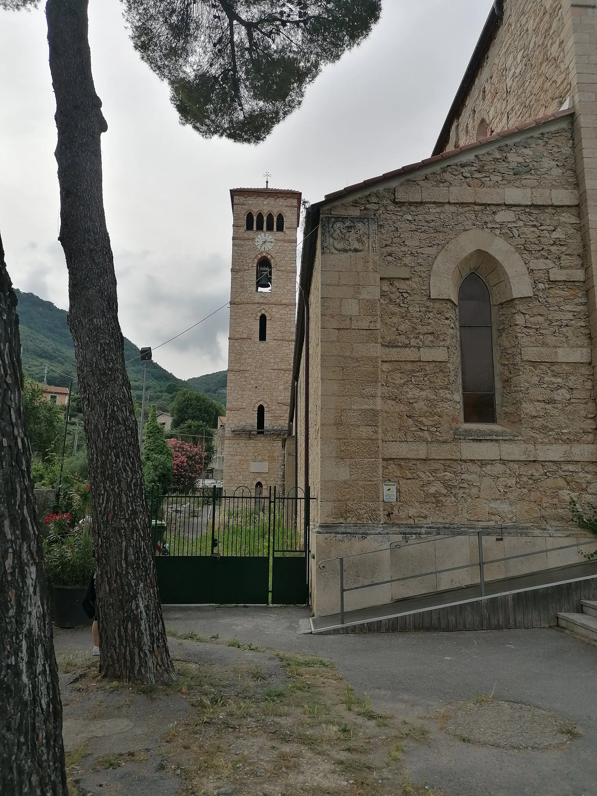 Photo showing: Il campanile della Chiesa di San Cipriano a Calvisio (Finale Ligure).