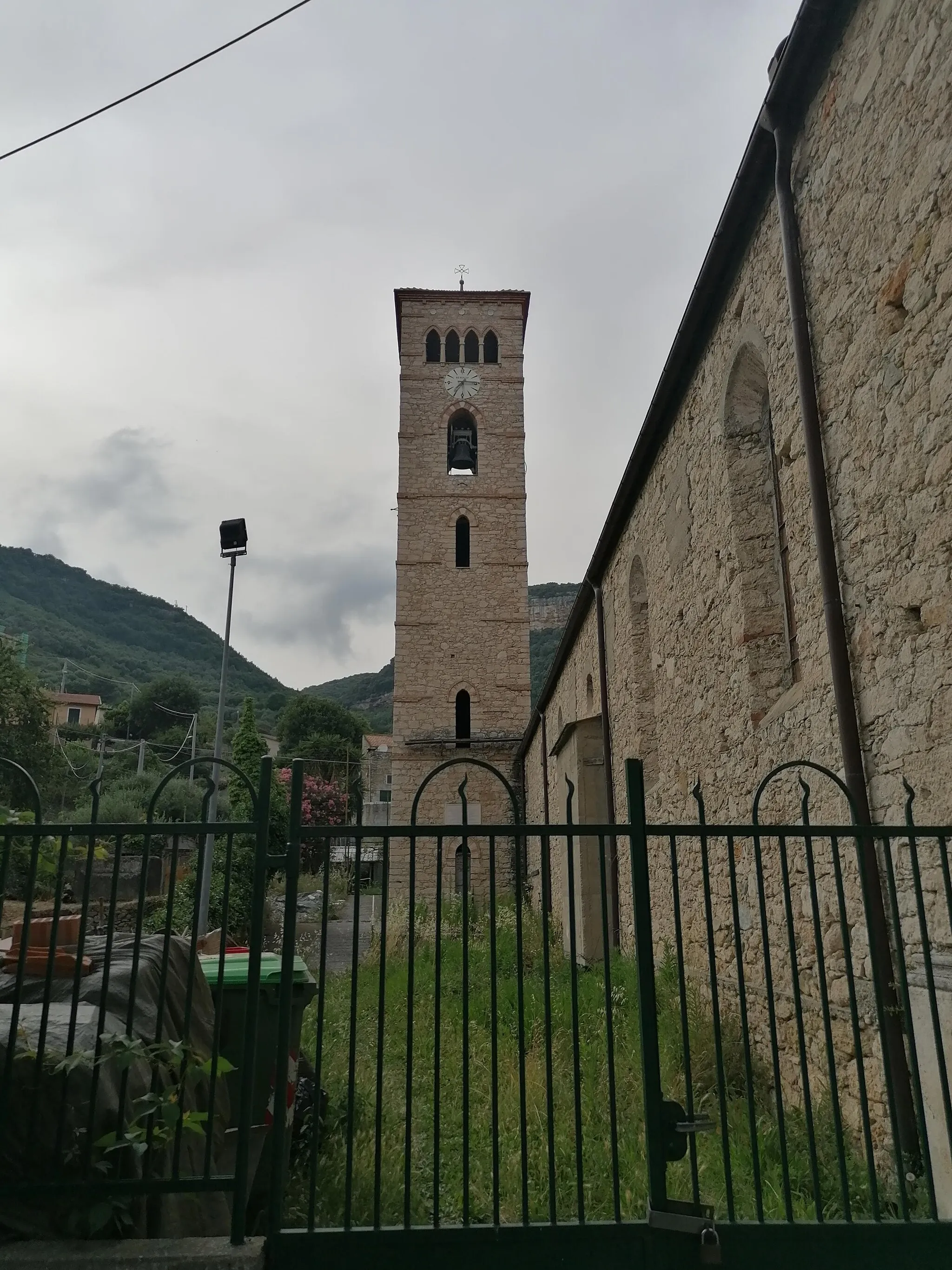 Photo showing: Il campanile della Chiesa di San Cipriano a Calvisio (Finale Ligure).