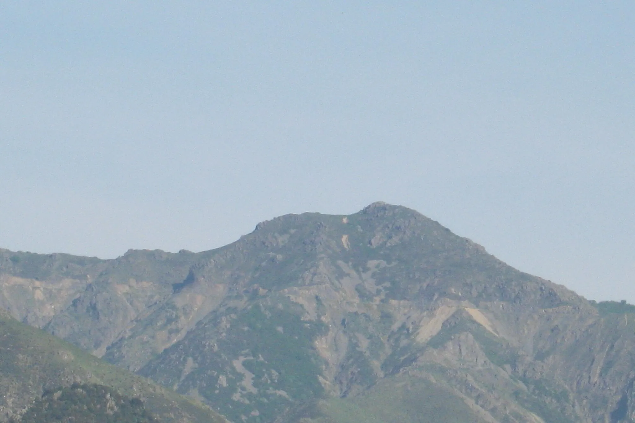 Photo showing: Bric del Dente, visto da Voltri. Le sue pendici sono tagliate dalla strada che conduce al Passo del Faiallo, partendo dal Passo del Turchino.