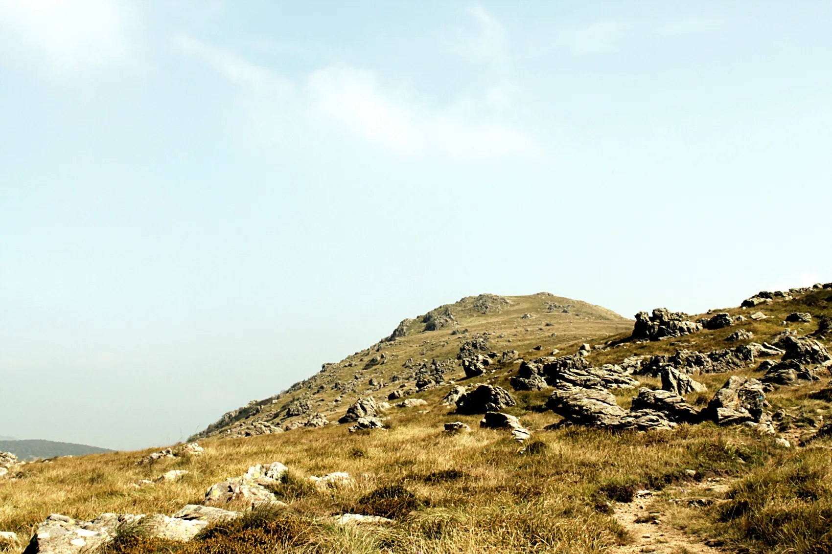 Photo showing: Rocks and hills over the Faiallo Trail, Genova, Italy