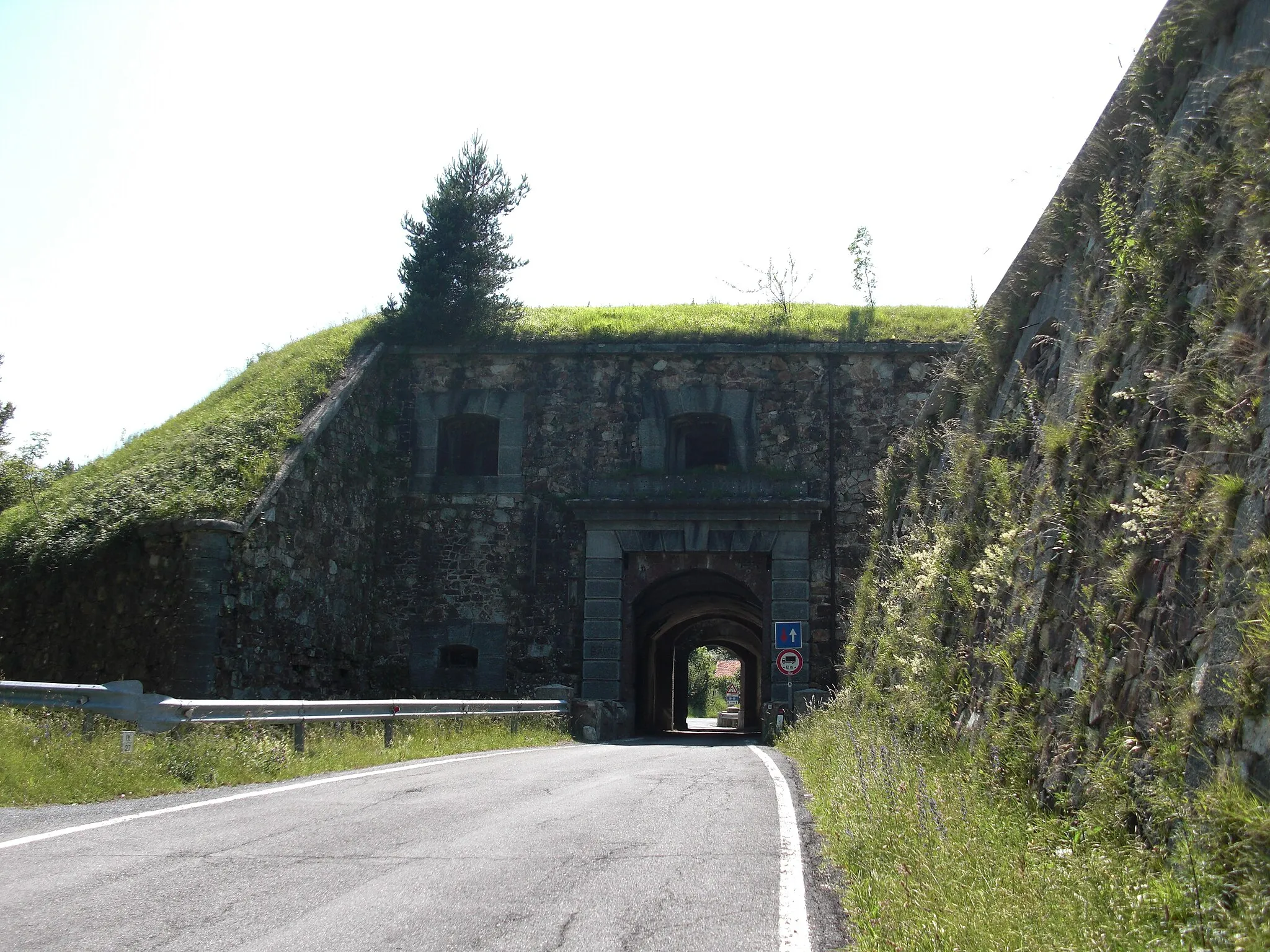 Photo showing: Colle del Melogno: Passing through the fortress at the top of the pass