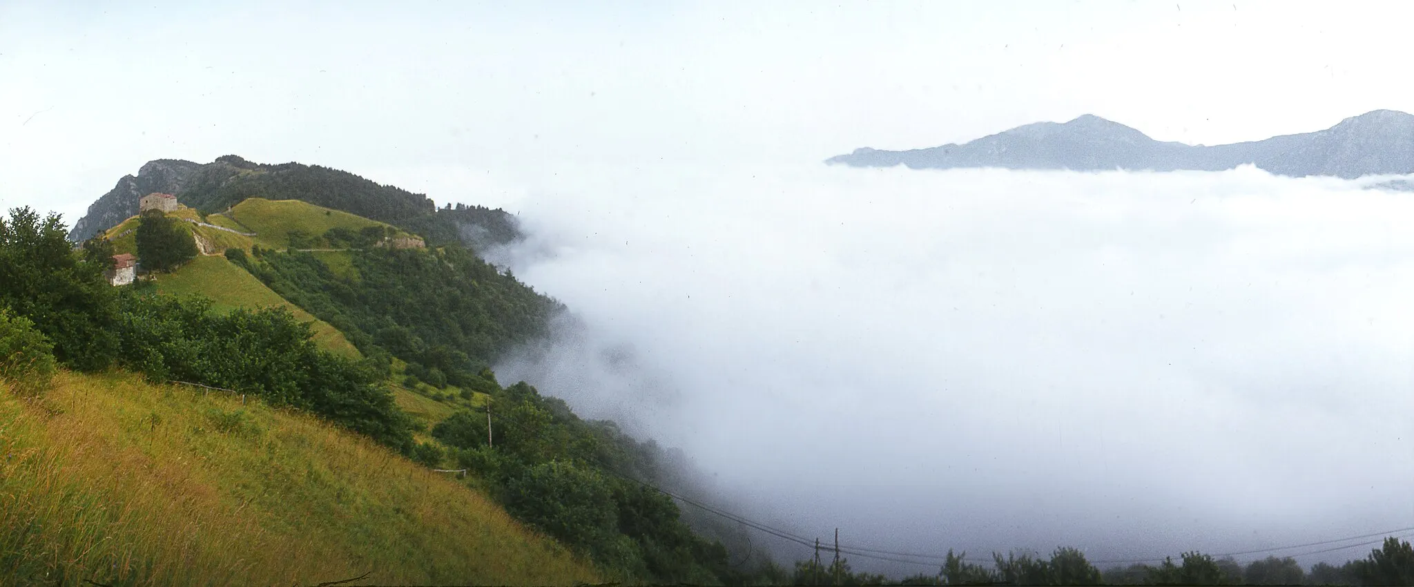 Photo showing: Sea of clouds at Melogno Pass. Savona, Liguria, Italy