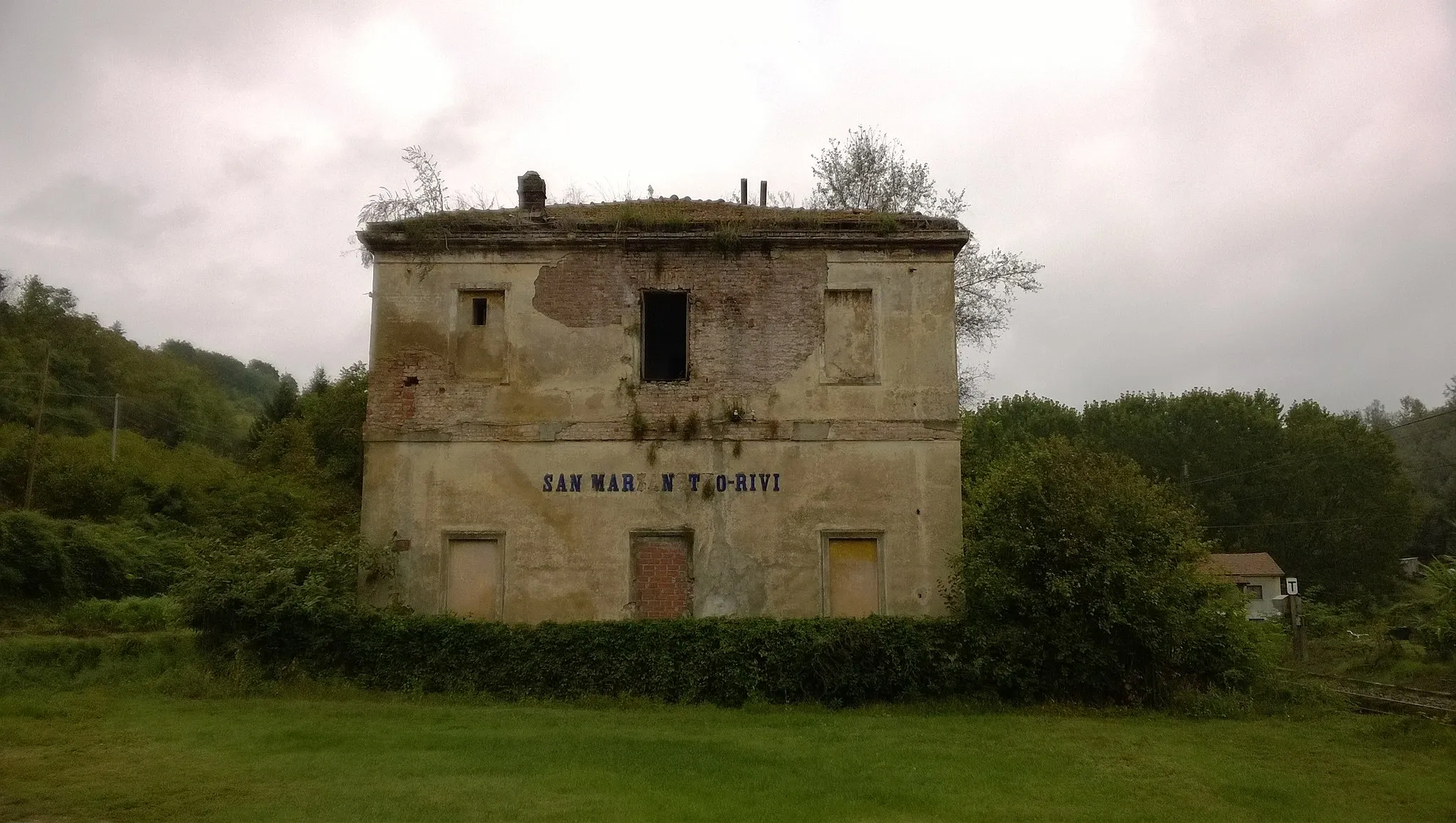 Photo showing: La stazione abbandonata di San Marzanotto Rivi (Asti, Italia) lungo la ferrovia Asti-Genova.