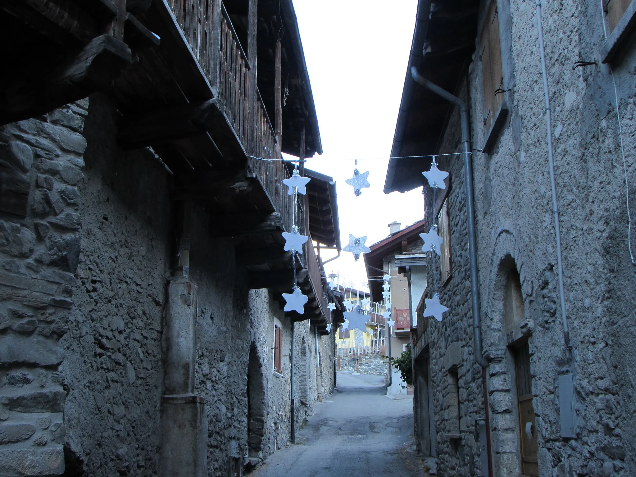 Photo showing: Via centrale della Frazione Gad