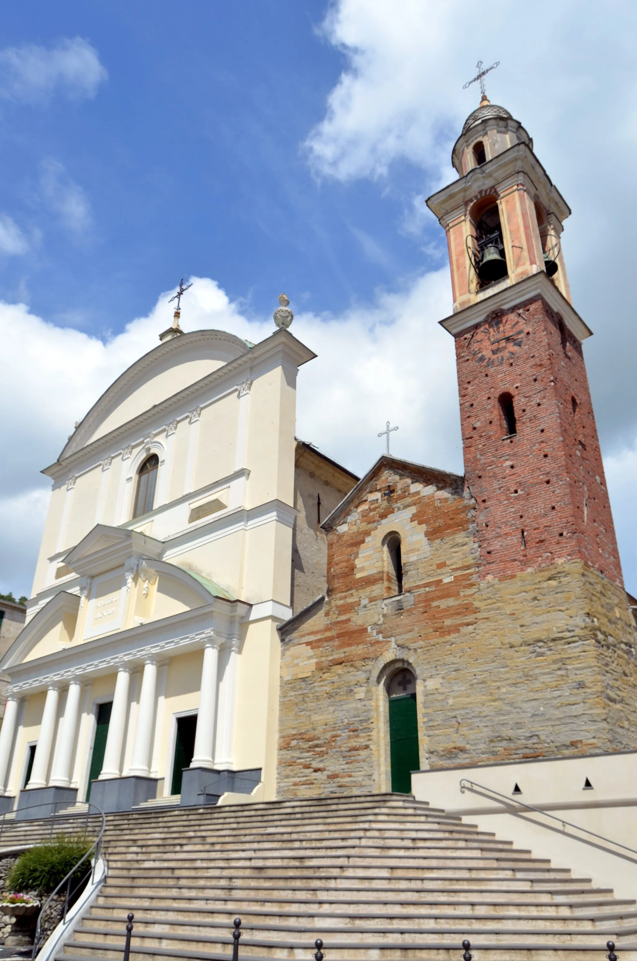 Photo showing: La chiesa e, a destra, l'antica pieve di Sant'Ambrogio, Uscio, Liguria, Italia