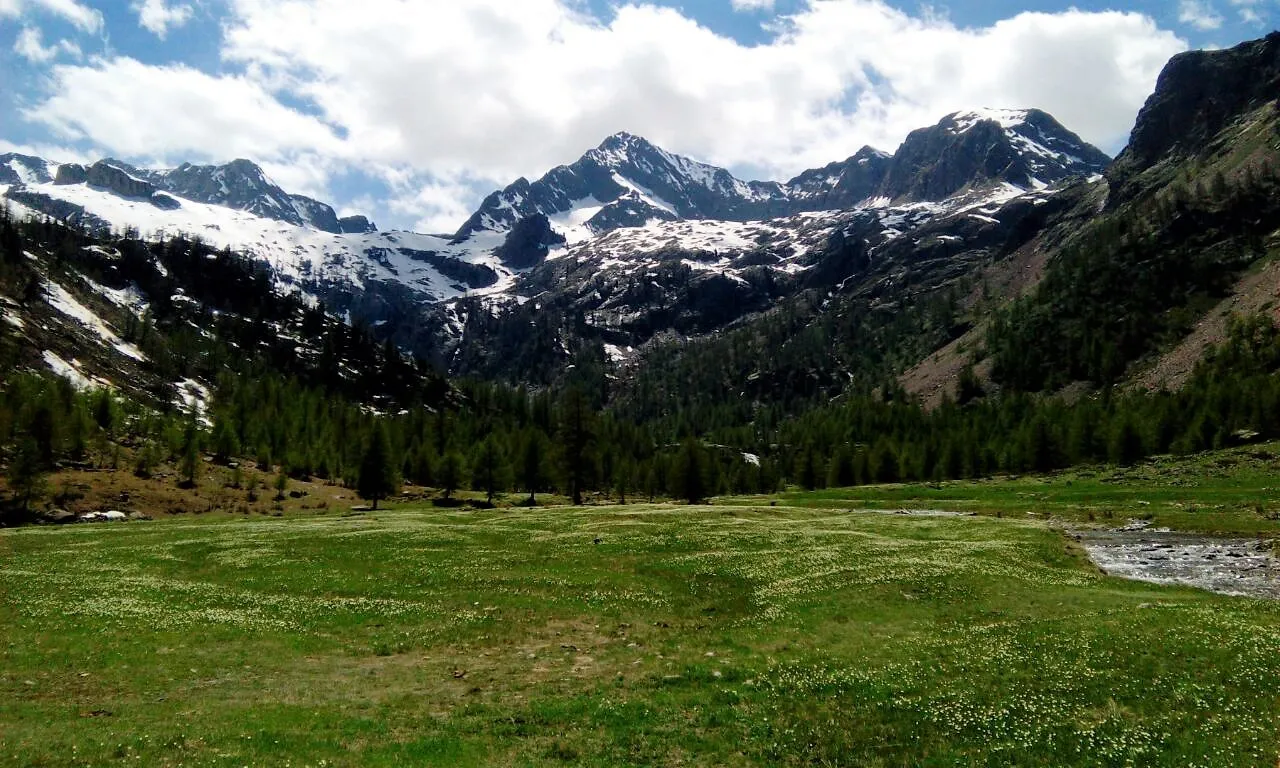 Photo showing: Panorama primaverile sul rifugio Valasco