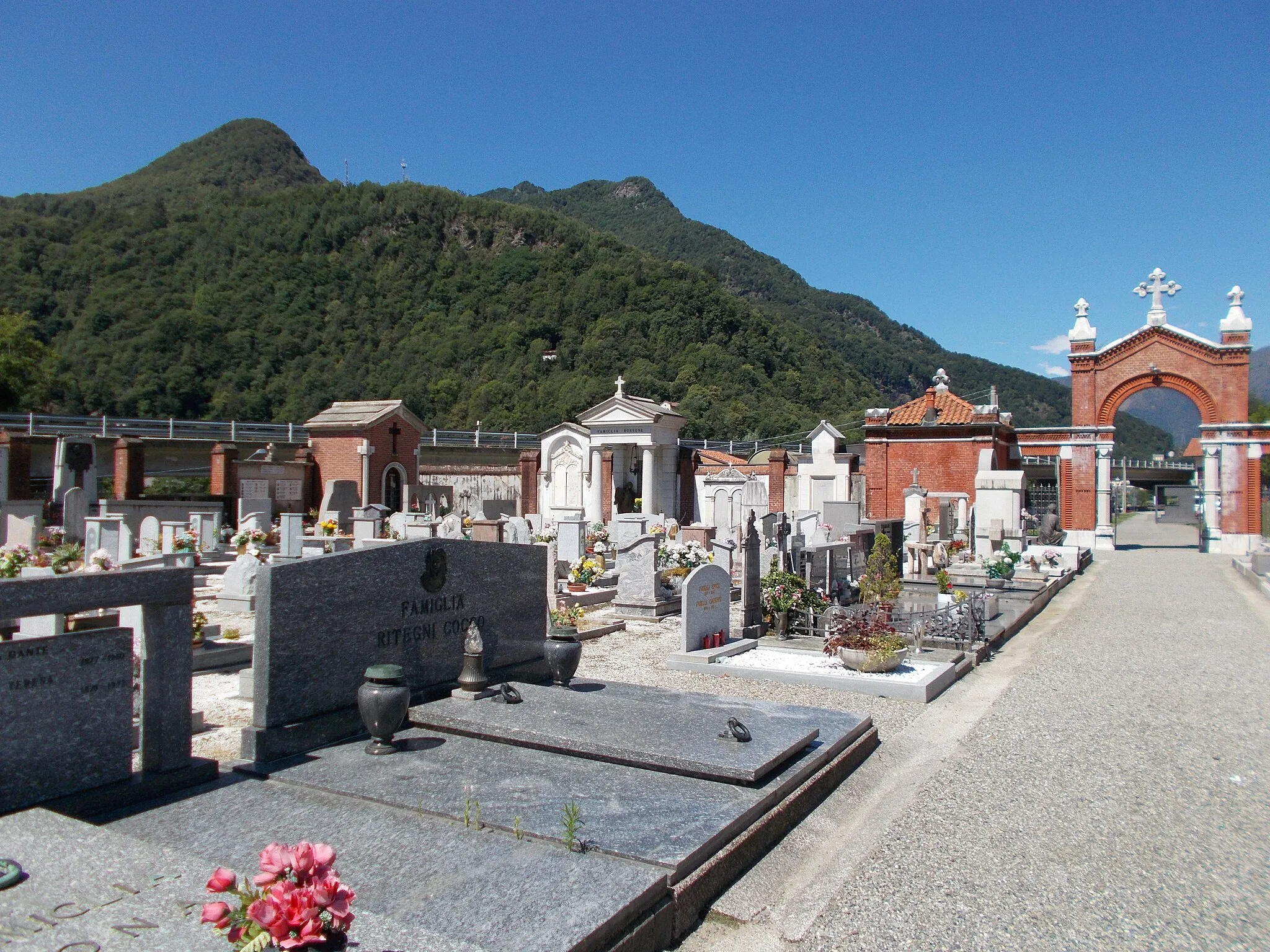 Photo showing: Photograph with an overview of the cemetery in Varallo Sesia, Italy.