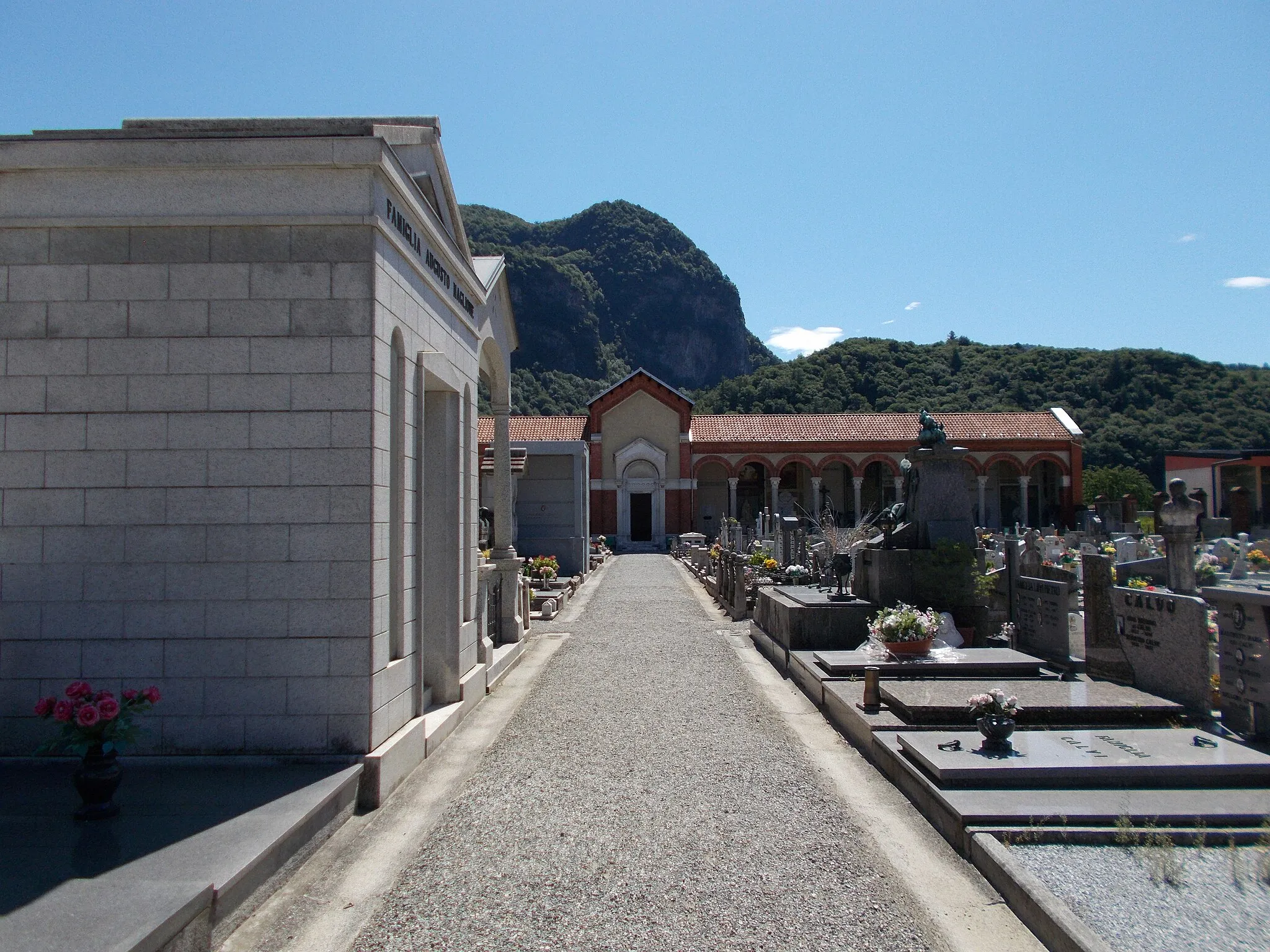 Photo showing: Photograph of the avenue of the cemetery in Varallo Sesia, Italy.