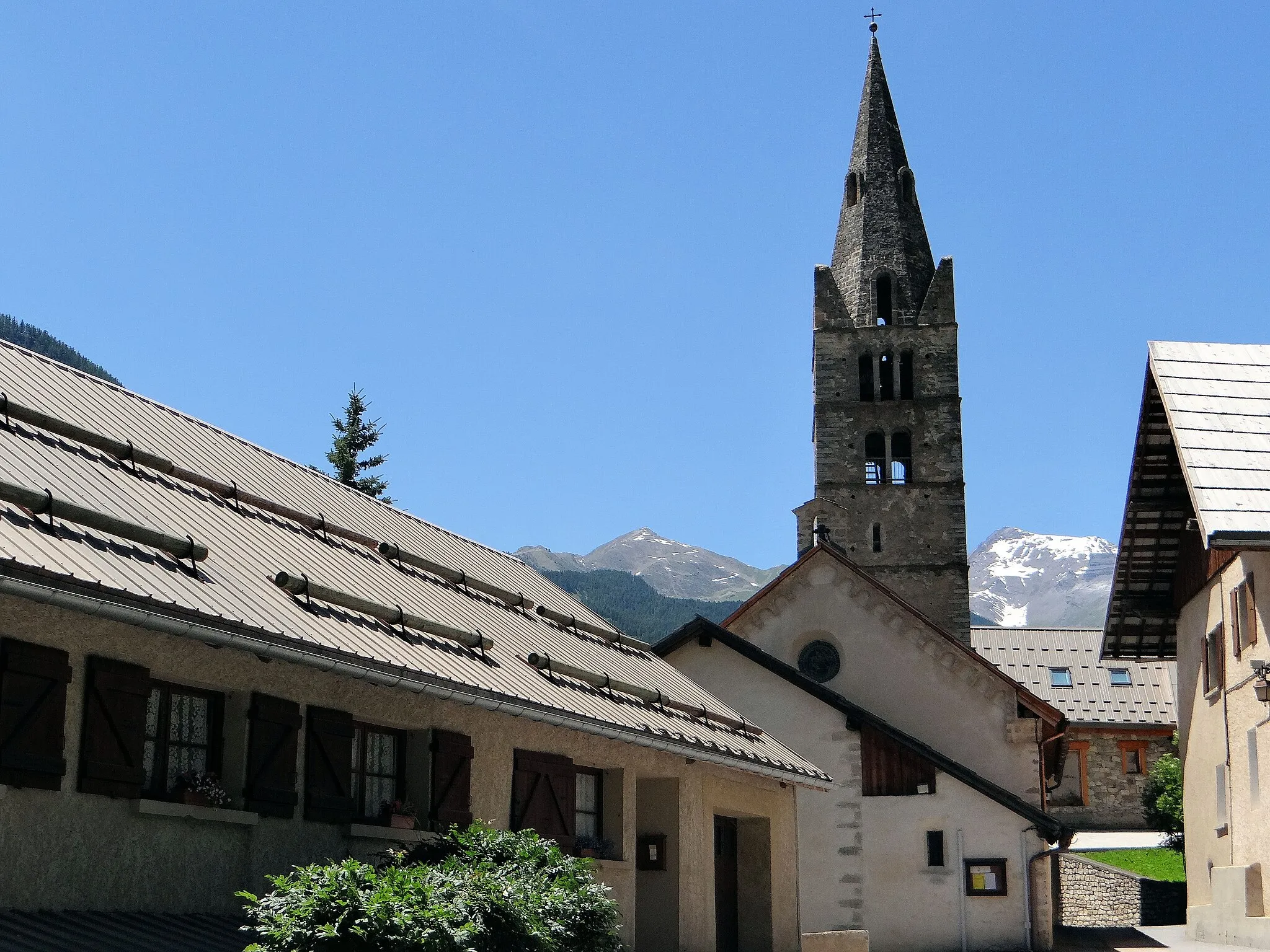 Photo showing: Les Vigneaux - Rue principale et église Saint-Laurent