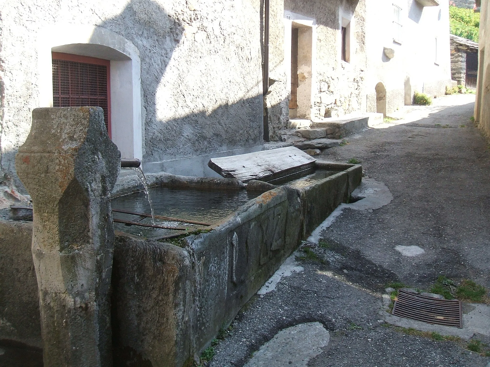 Photo showing: fontana cinquecentesca (datata "1582" sul davanti) della frazione di San Colombano (Exilles, Turin)