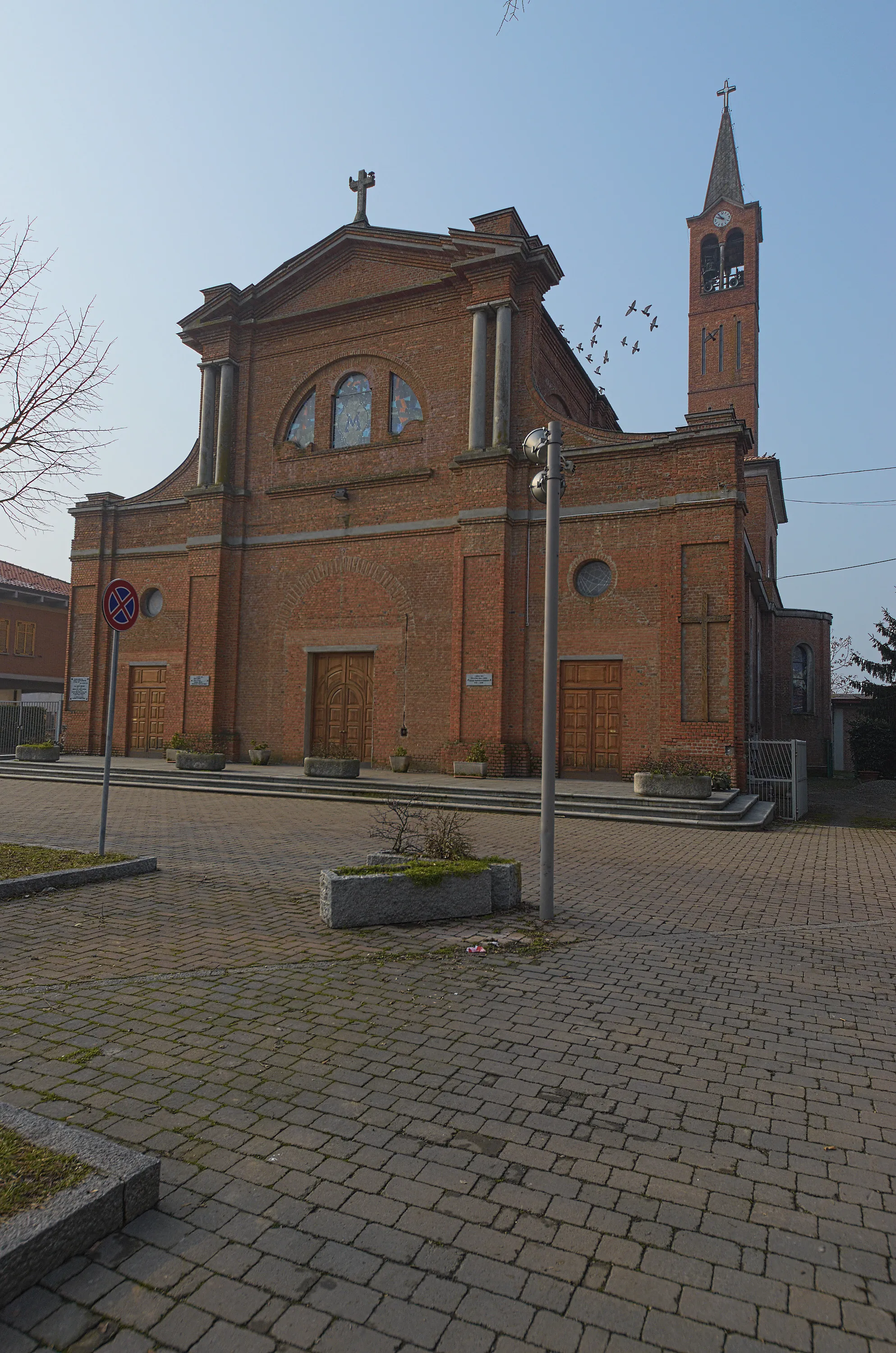 Photo showing: Chiesa con volo di piccioni