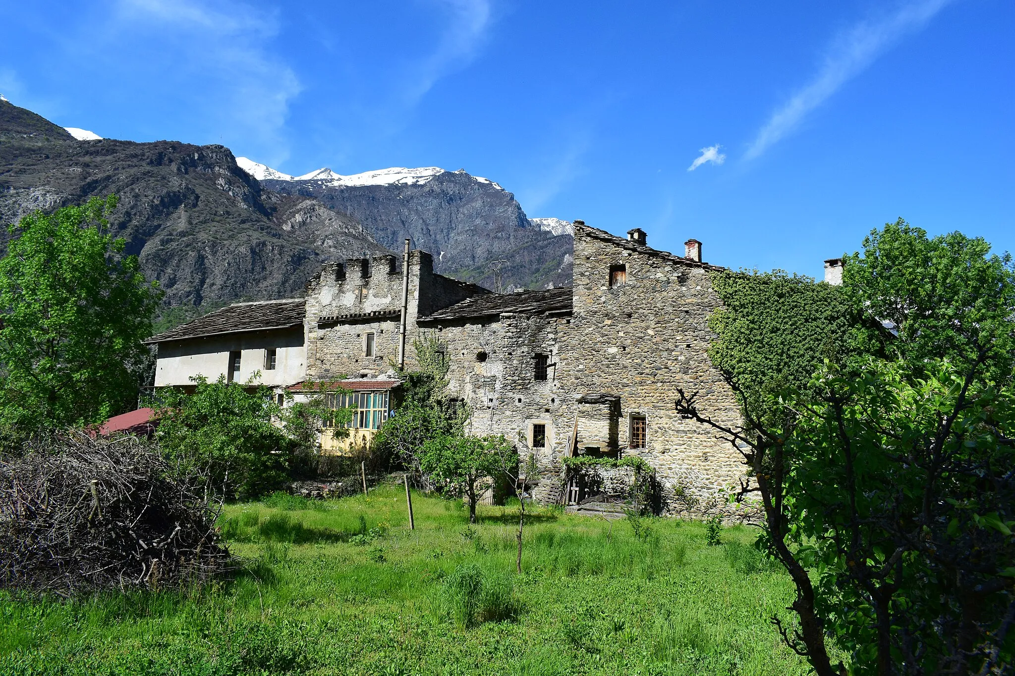 Photo showing: Il ricetto di Traduerivi, Borgo Vecchio, visto da sud, sullo sfondo, a sinistra, il Monte Molaras.