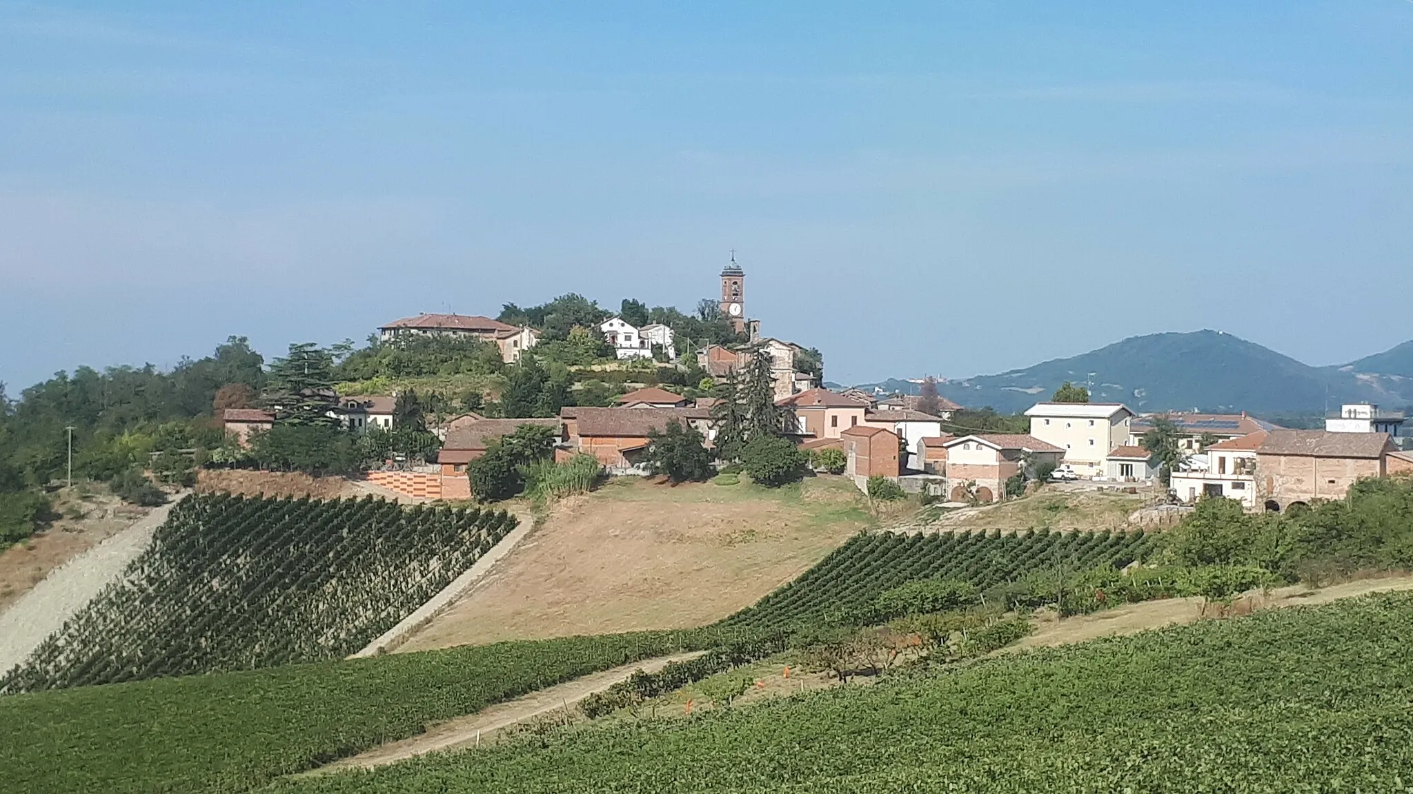 Photo showing: Panorama di Monleale visto da sud-ovest
