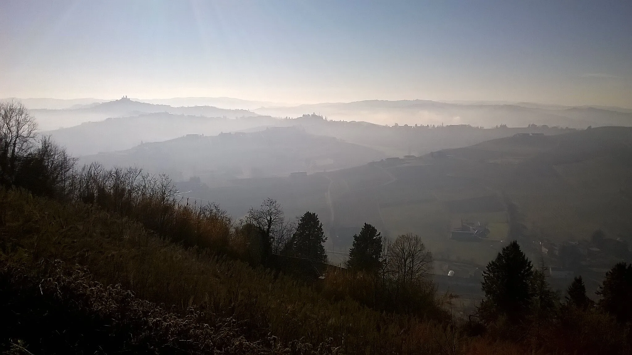 Photo showing: Nebbia sulle colline nel Piemonte meridionale.
