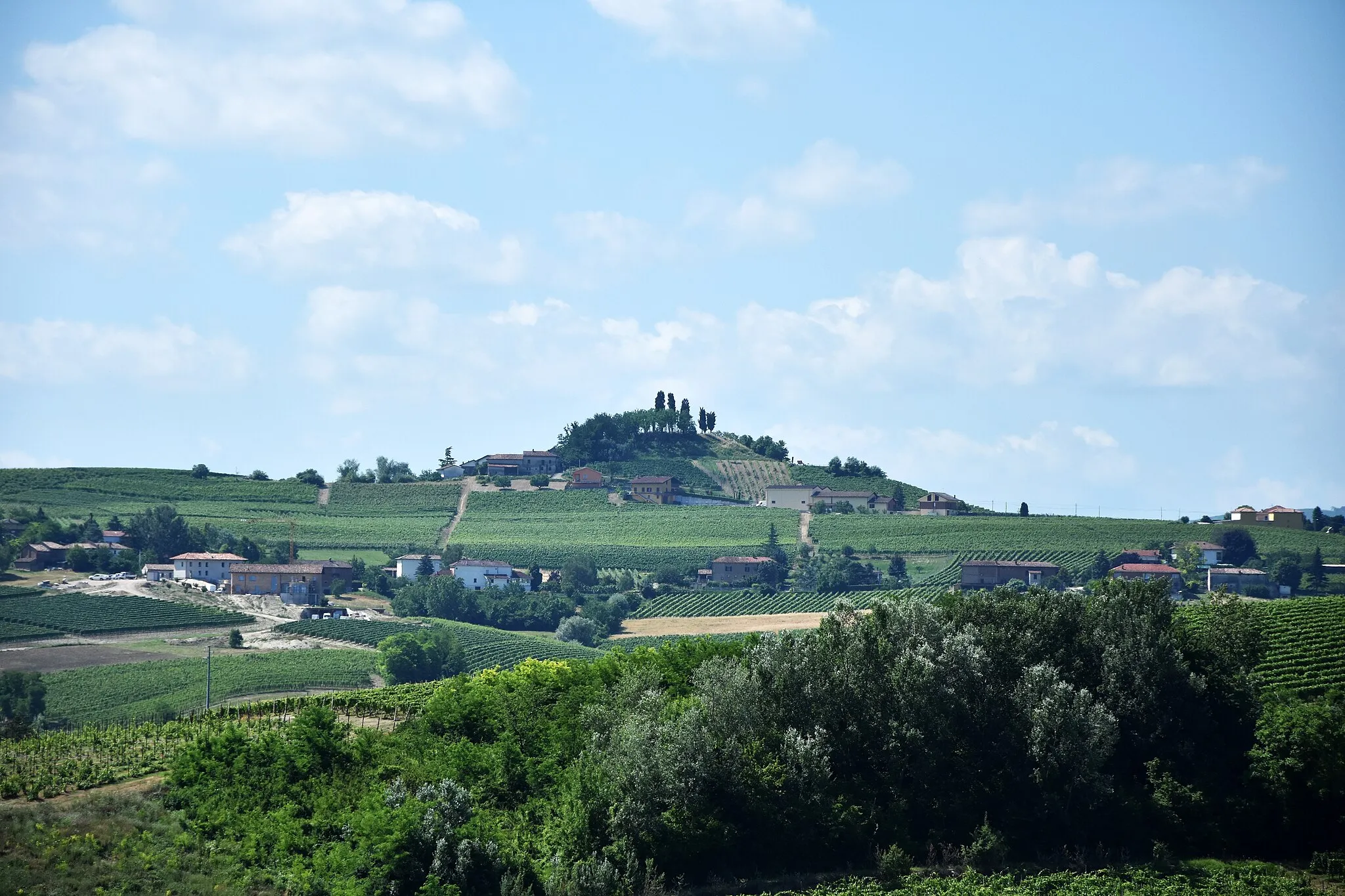 Photo showing: Il Bricco Lù, colle nel comune di Costigliole d'Asti, visto da Santo Stefano, frazione di Montegrosso d'Asti, in provincia di Asti.