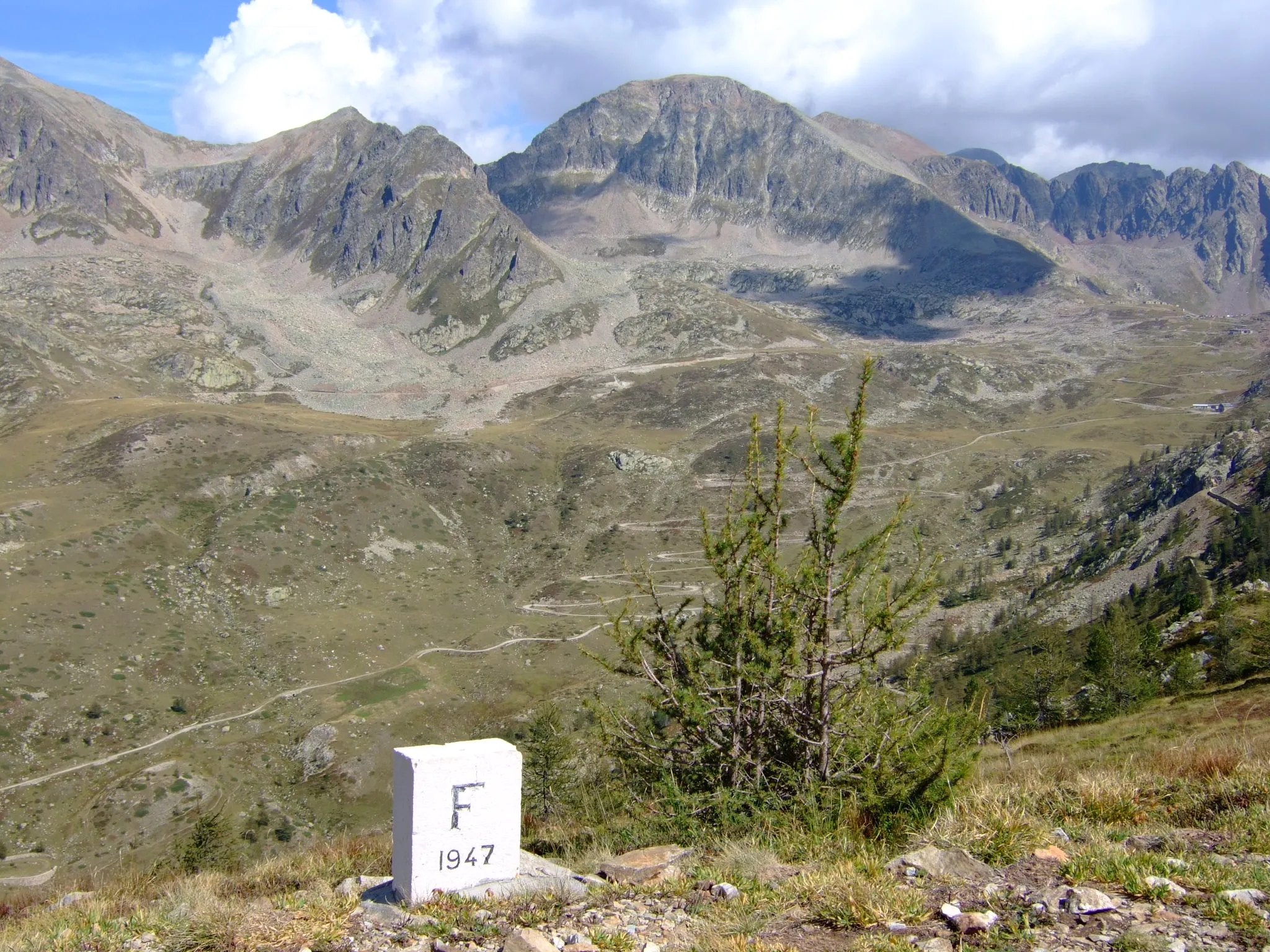 Photo showing: Blick von der französischen Grenze über die italienische Nordseite des Colle della Lombarda (der Pass ist Richtung Osten). Im Hintergrund Cima d'Orgials (2647 m, Italien) und Cime della Lombarde (2800 m, Grenze über den Kamm vom Pass).