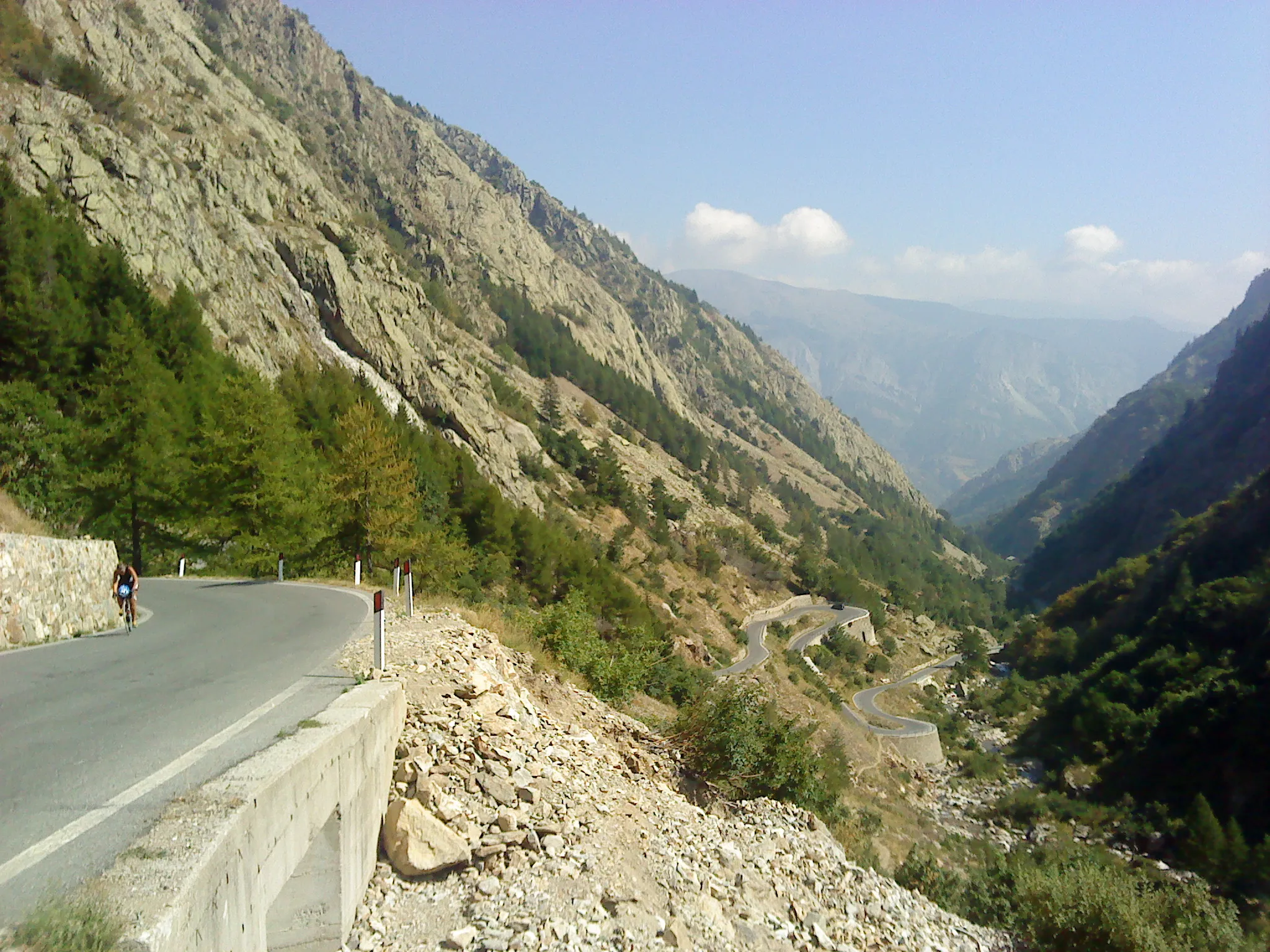 Photo showing: Col de la Lombarde on the site of Italy. The Hairpin turns are about 1450 Meters above sea level. Date: august 2012