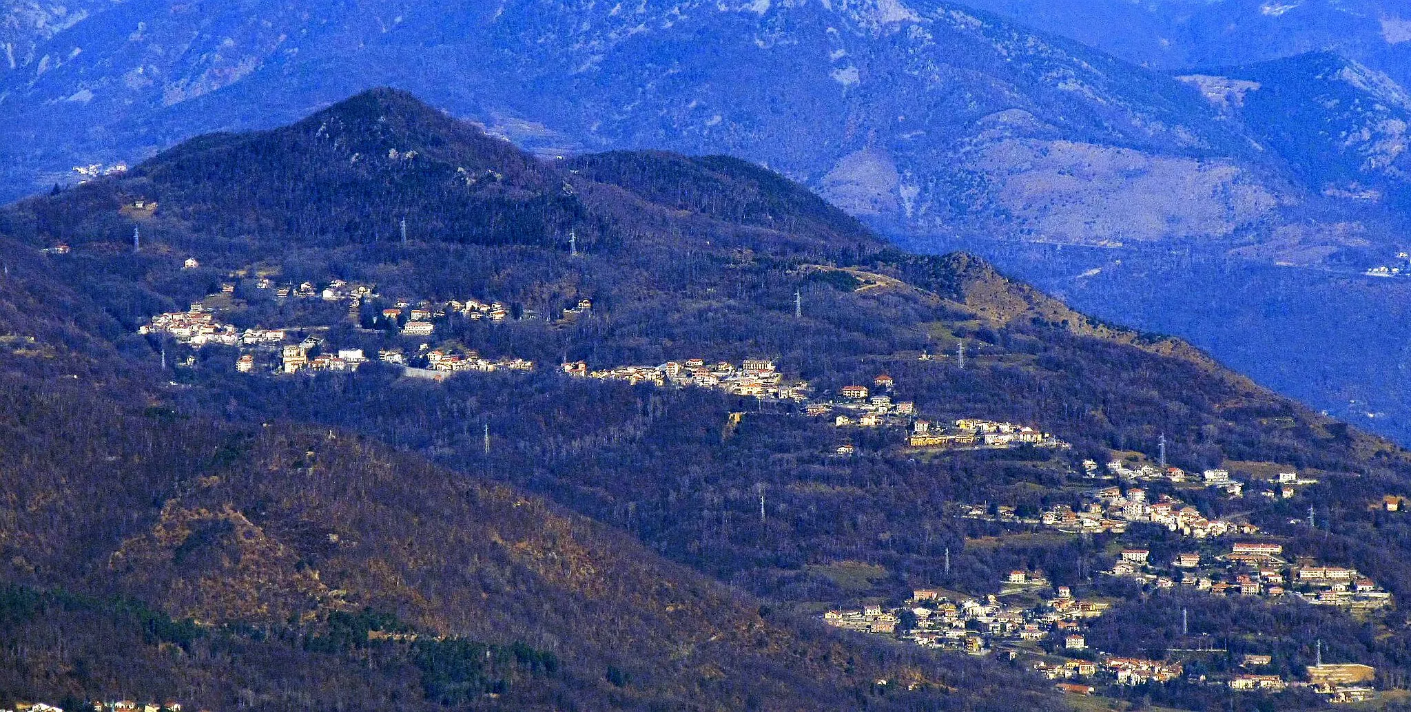 Photo showing: Valgioie (TO, Italy) seen from Monte Brunello; in the background Monte Ciabergia