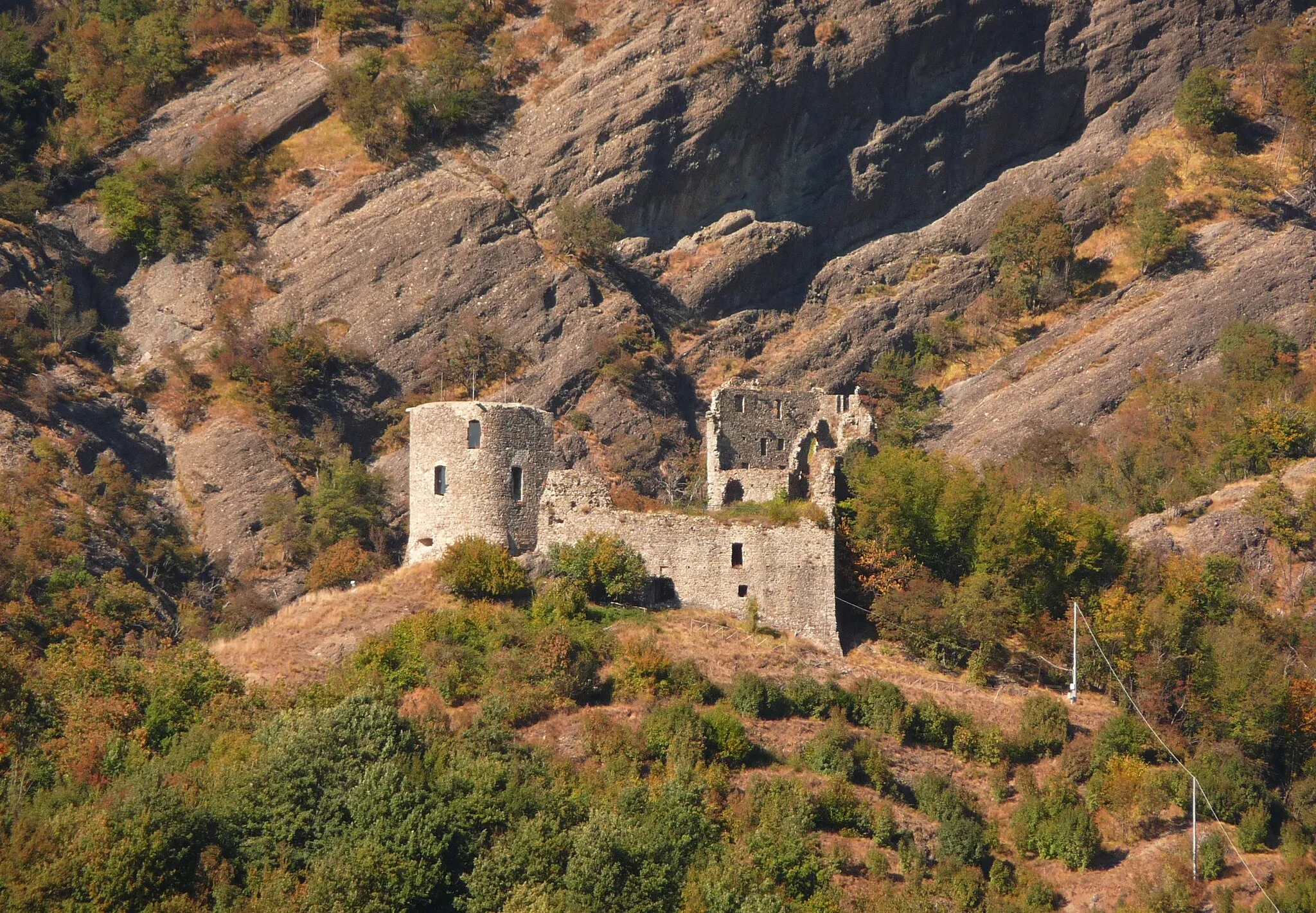 Photo showing: The ruins of the old castle in Savignone, Liguria