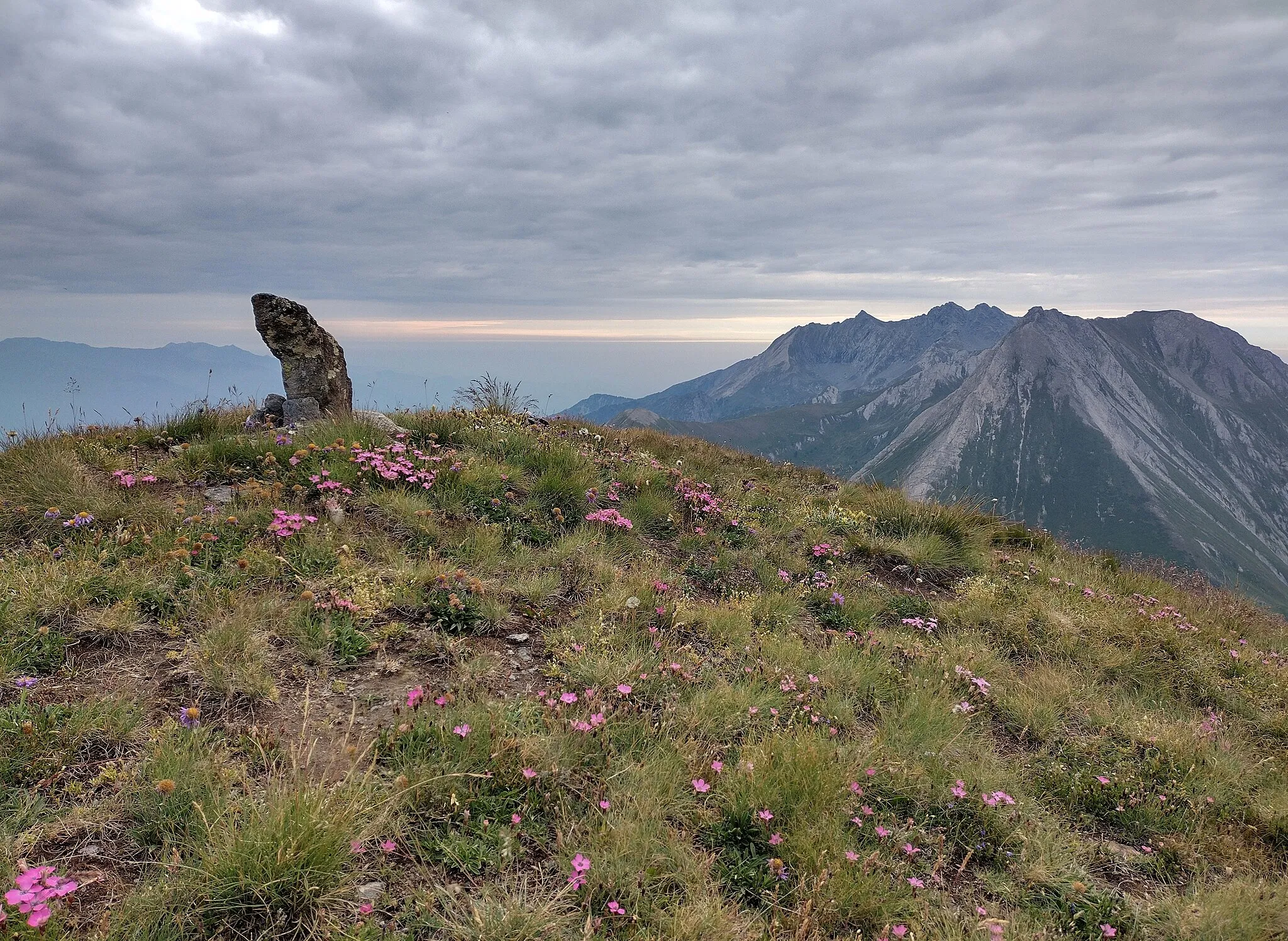 Photo showing: Punta Fattiere: la cima e a destra il gruppo Orsiera (Alpi Cozie)