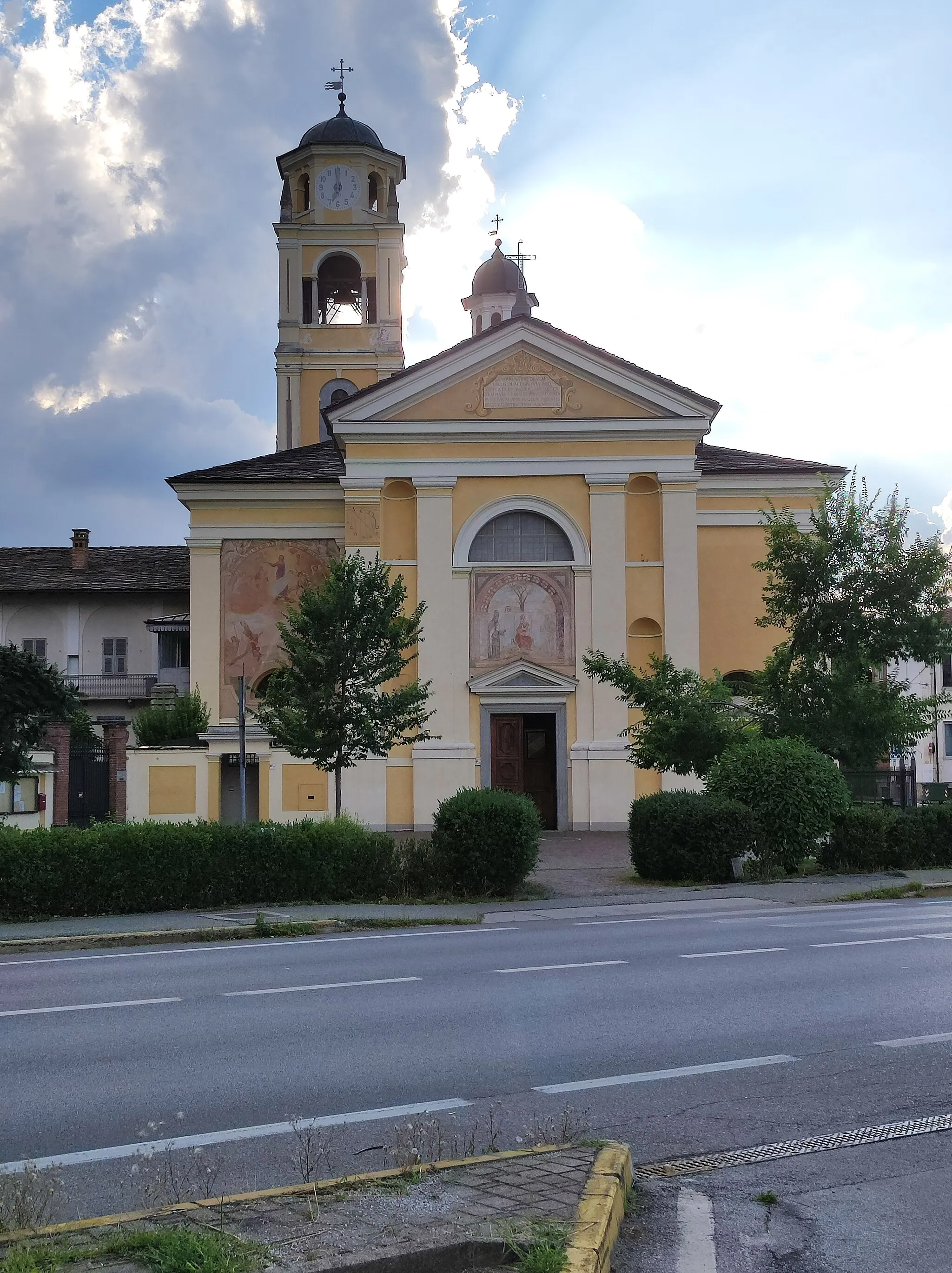 Photo showing: Vista frontale della chiesa parrocchiale di Madonna dell'Olmo a Cuneo