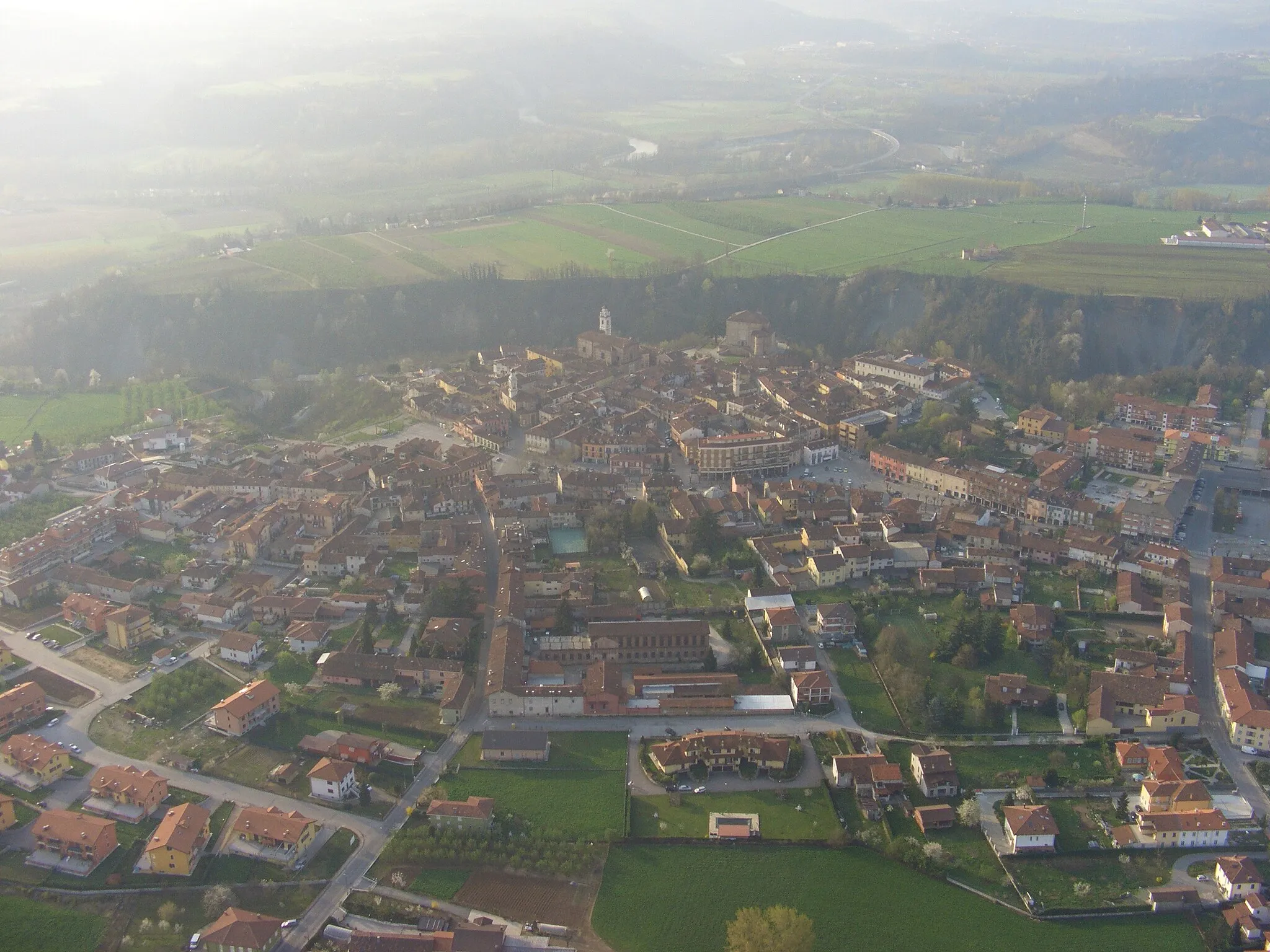 Photo showing: Comune di Carrù, provincia di Cuneo, Piemonte, Italia - Vista da mongolfiera