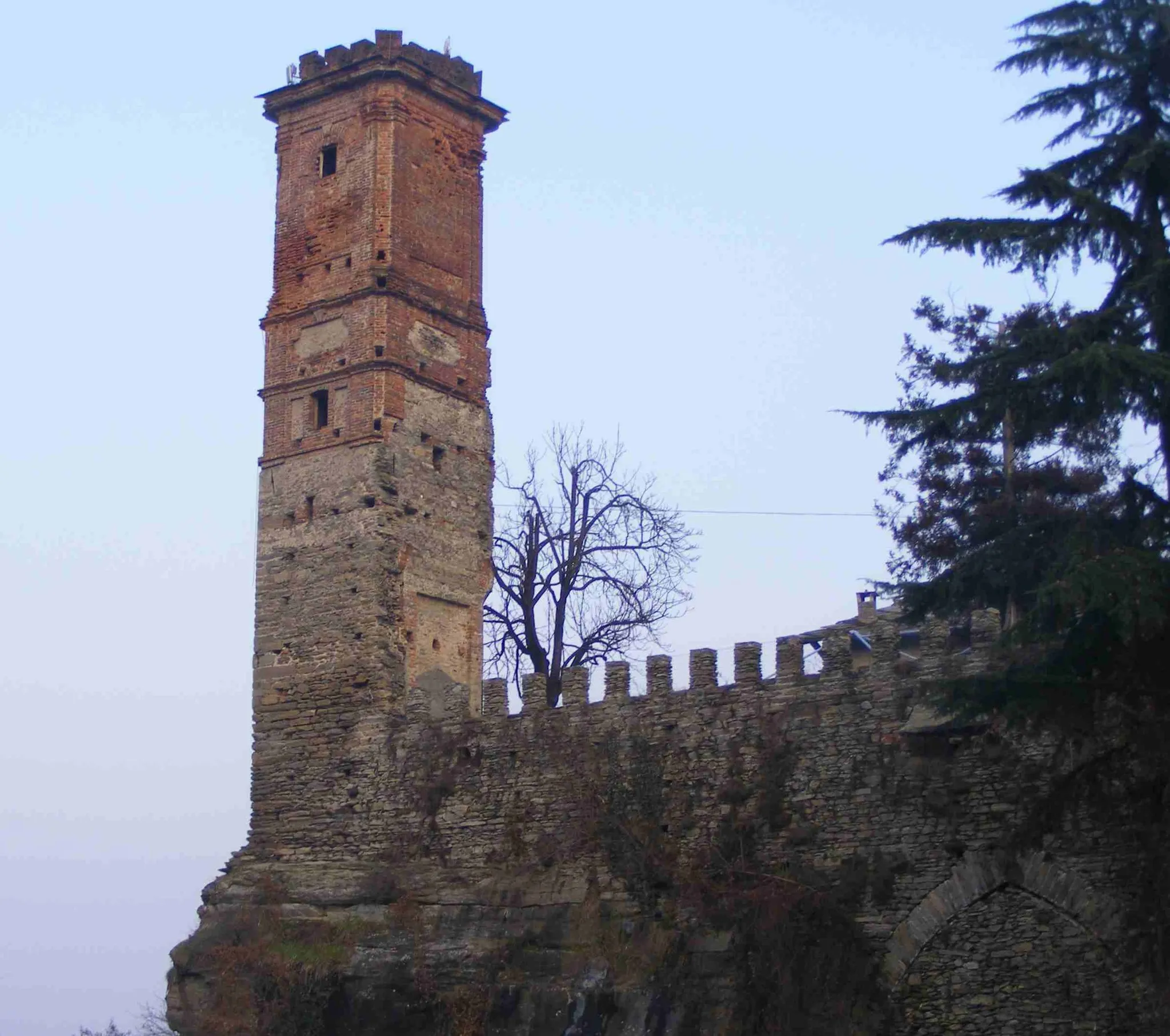 Photo showing: Barge (CN, Italy): the lower castle