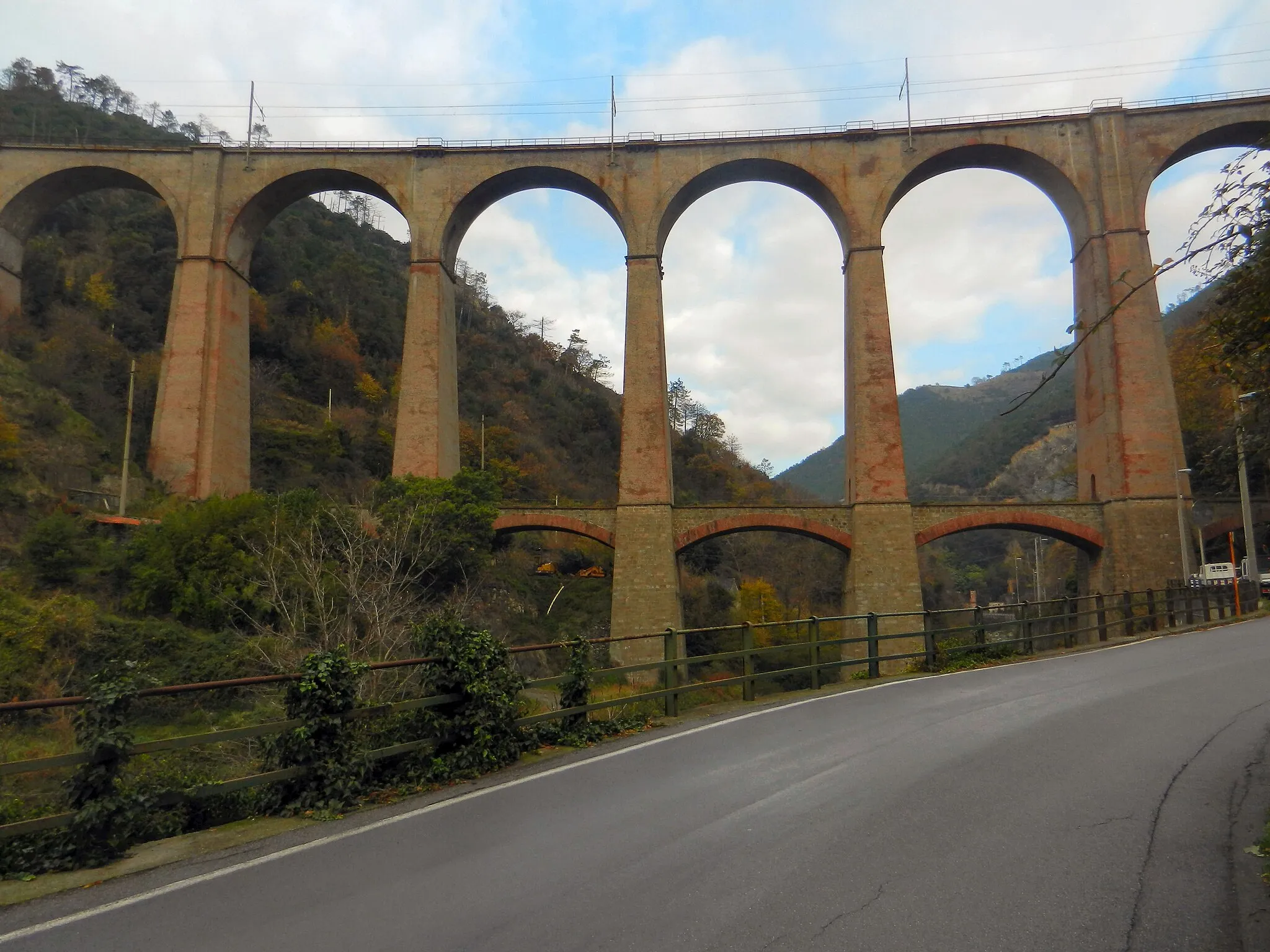 Photo showing: Genoa, Italy, quarter of Pegli railway viaduct over Varenna creek