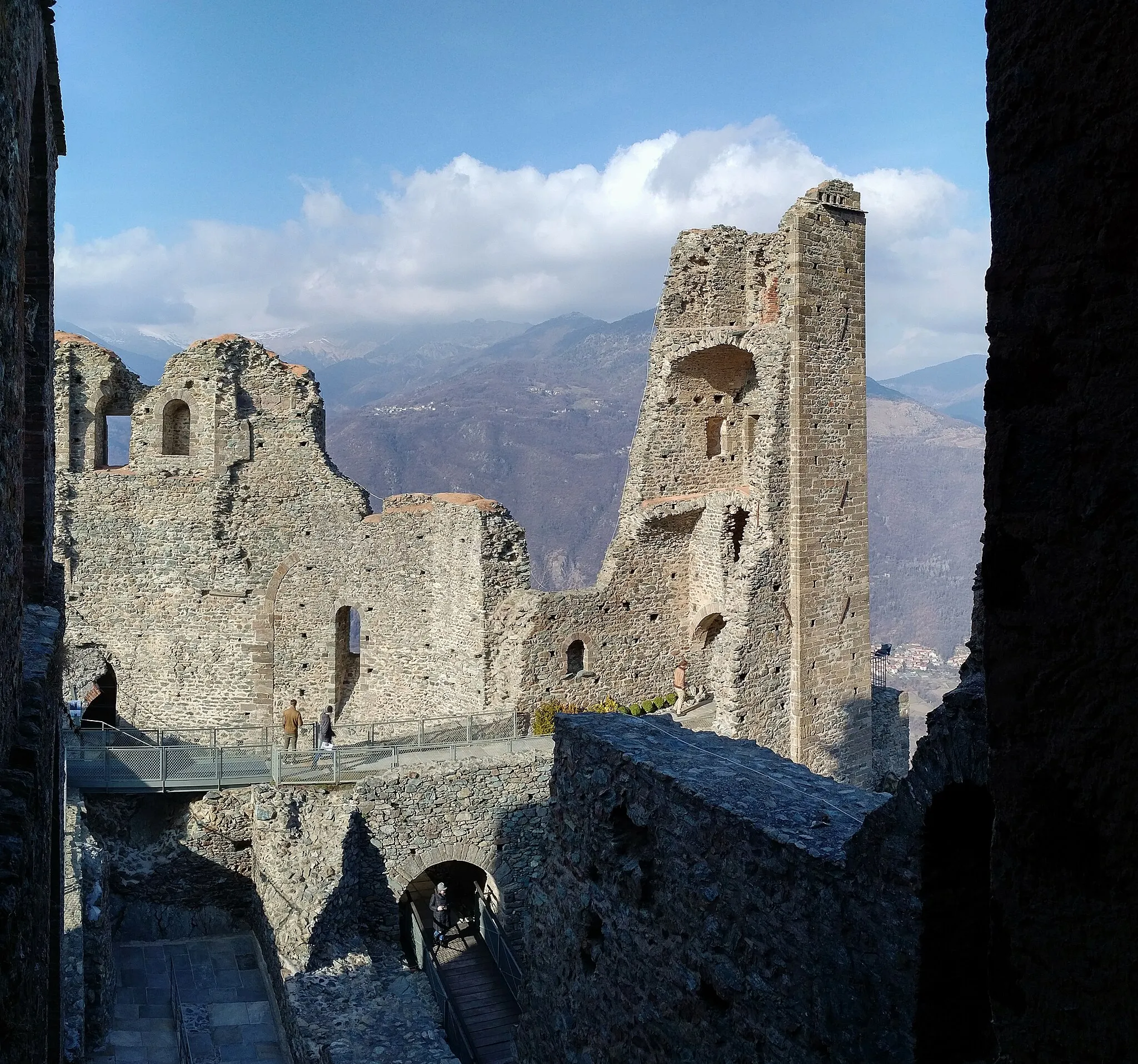 Photo showing: L’abbaye Saint-Michel-de-la-Cluse (Sacra di San Michele), février 2017.