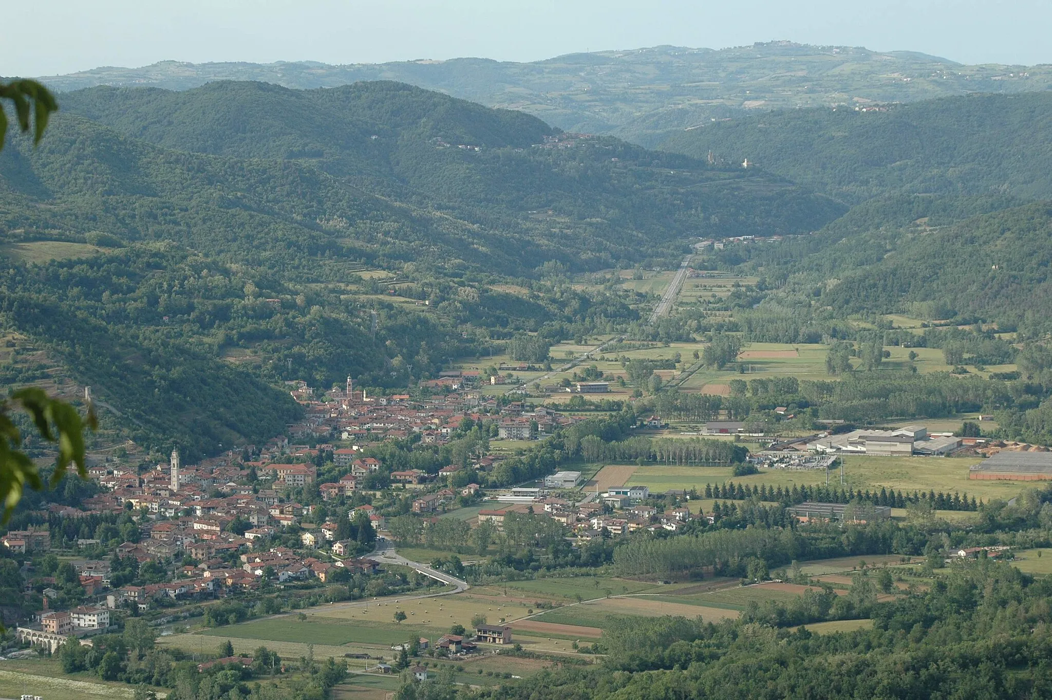 Photo showing: Vista di Bagnasco (prov. di Cuneo) dalla cappella di Santa Giulitta