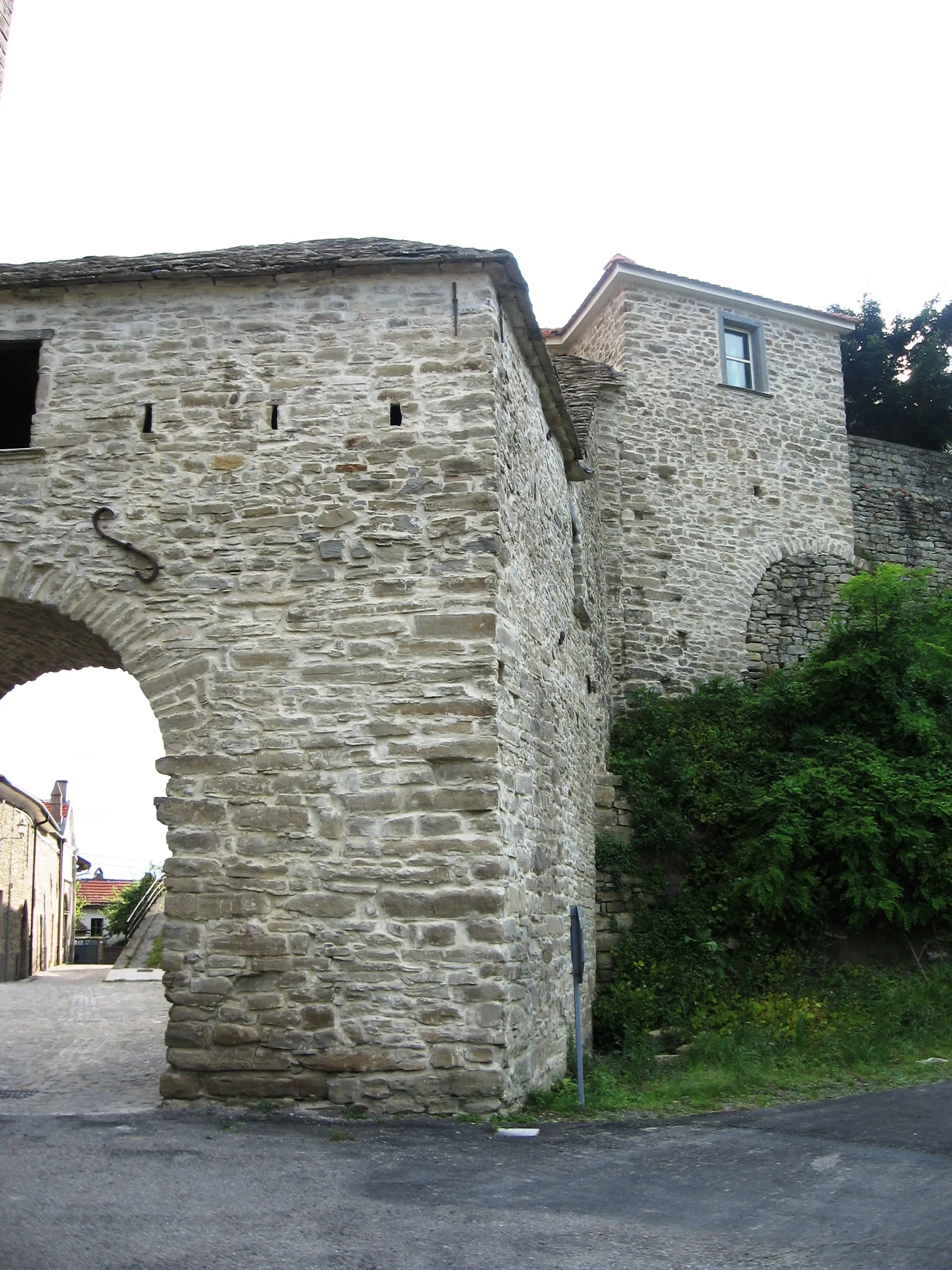 Photo showing: Pezzolo Valle Uzzone  - Gorrino. L'arco d'accesso al borgo antico, Piazza San Pietro.