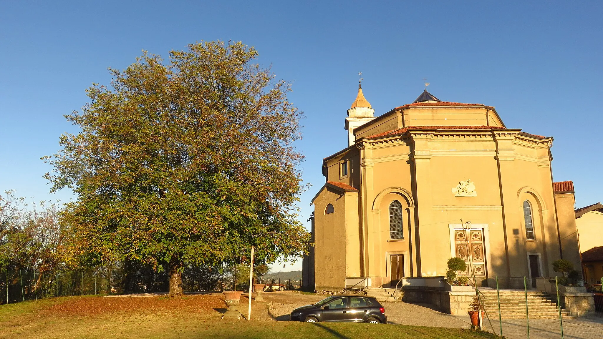 Photo showing: Mercurago (Arona) Chiesa di San Giorgio ed il noce monumentale