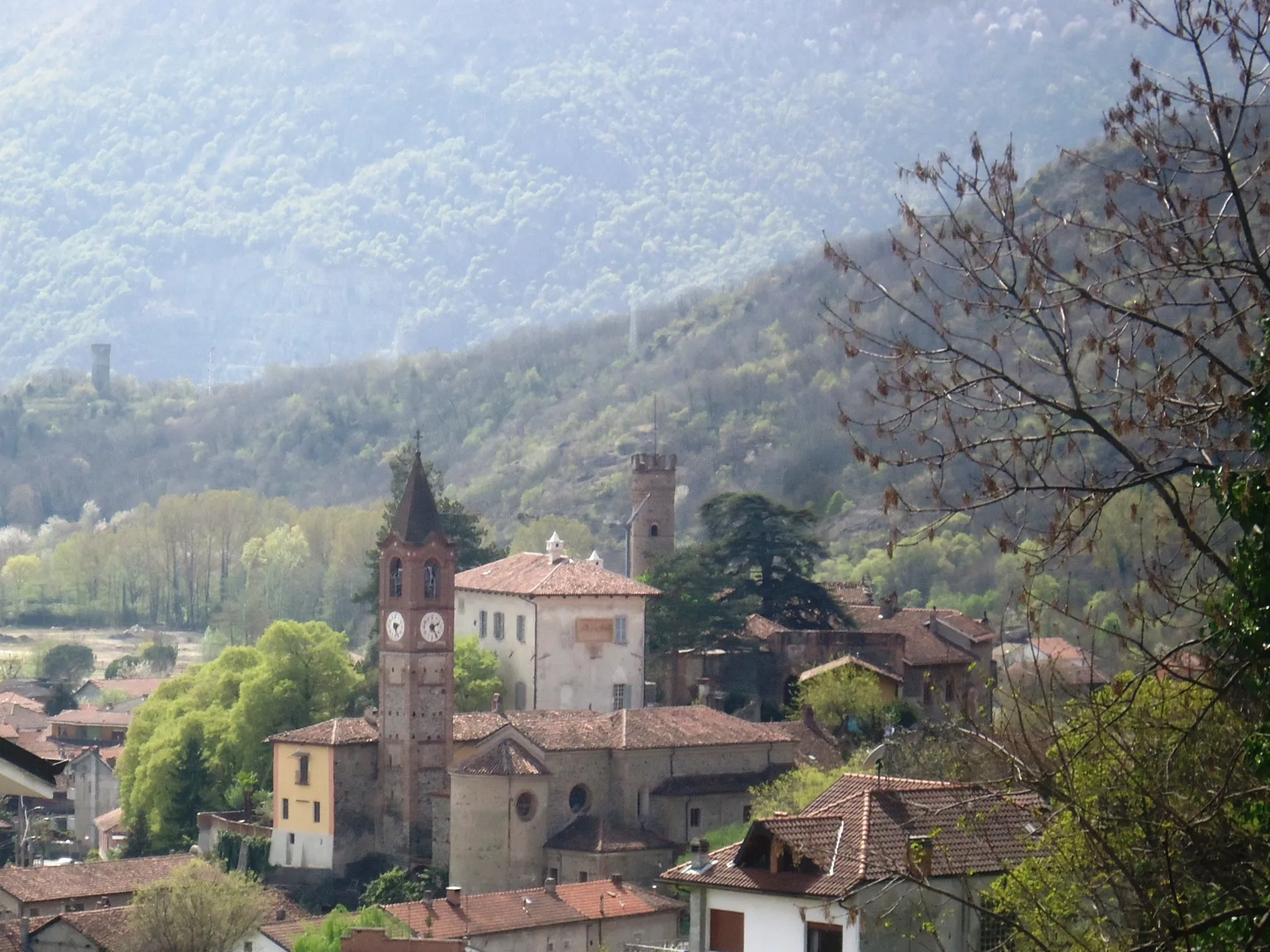 Photo showing: La collina del Castello di Villardora con la chiesa parrocchiale, vista da Nord