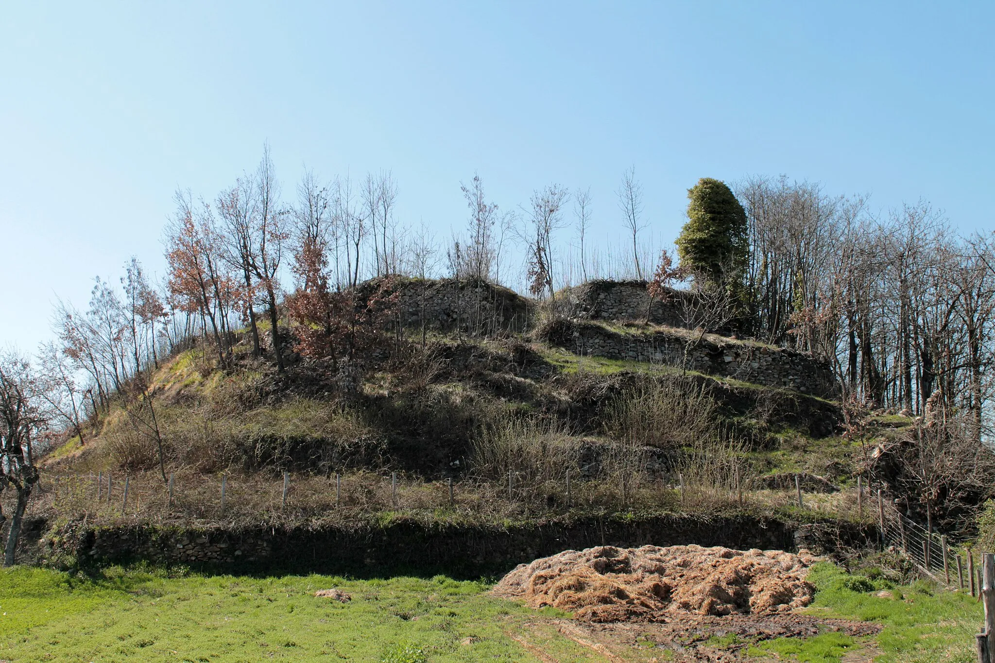 Photo showing: View of the ruins of the Malpotremo castle, Ceva (Italy)