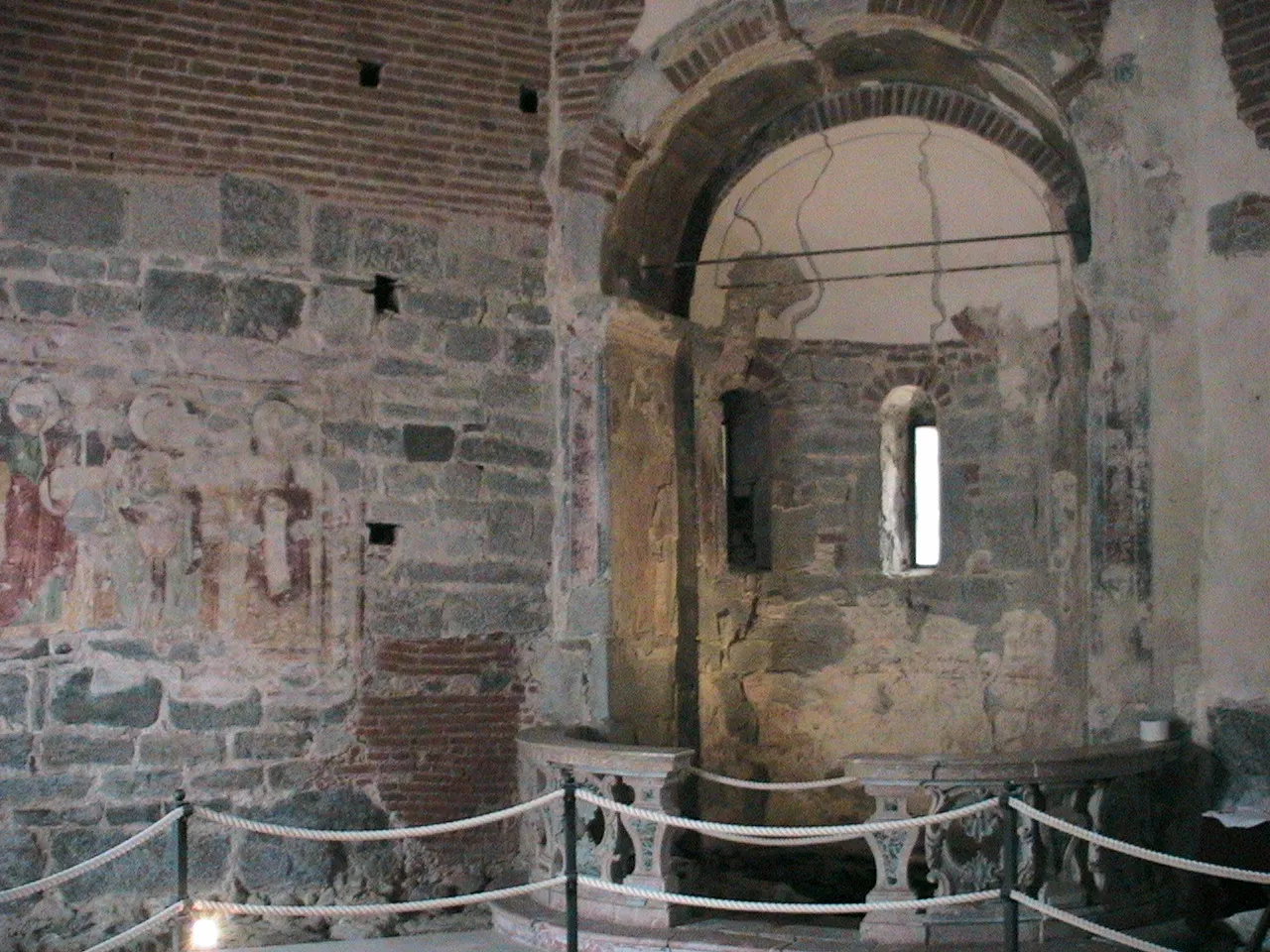 Photo showing: Battistero di Cureggio (provincia di Novara): interno con una delle absidi