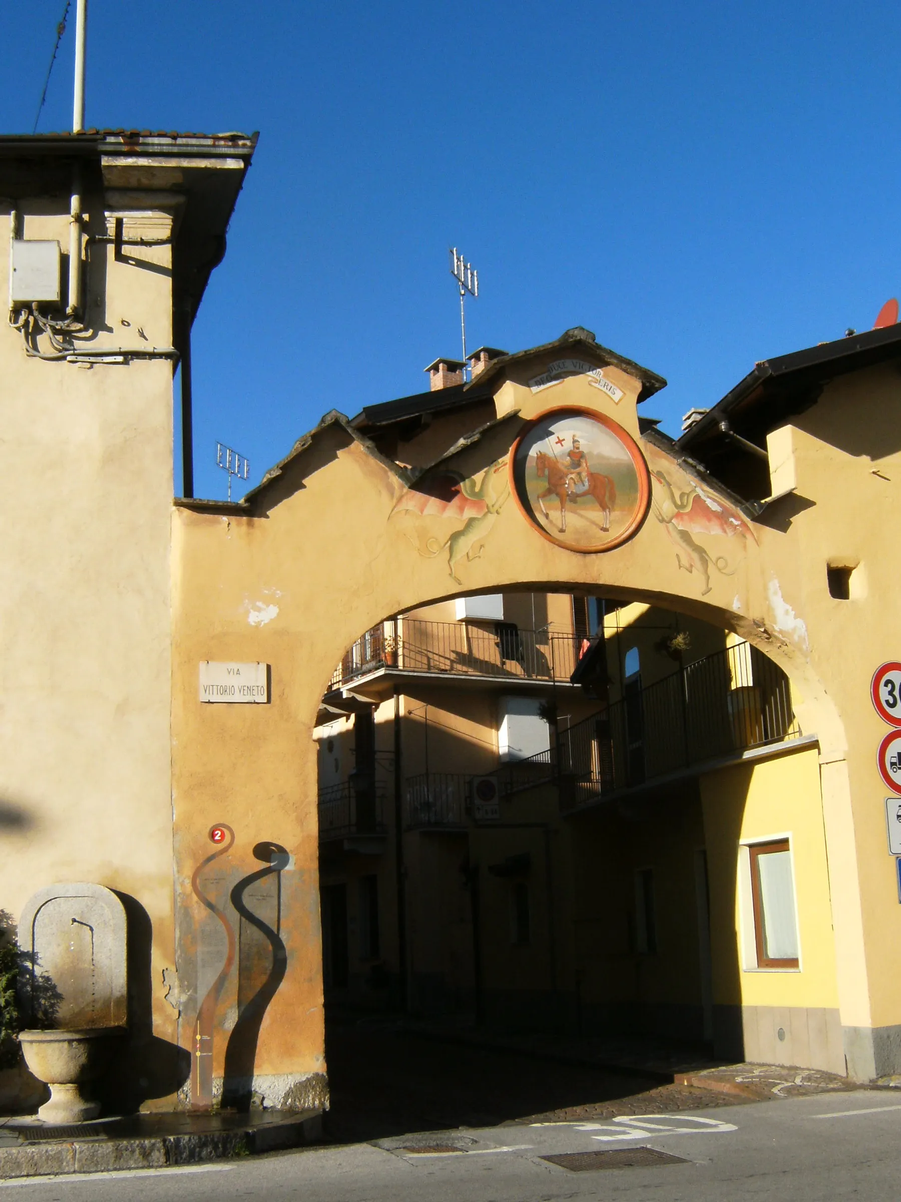 Photo showing: Borgo San Dalmazzo - porta di Cuneo