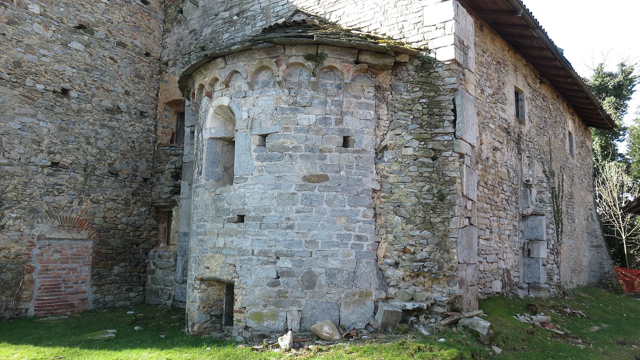 Photo showing: Cevola (Invorio) abside dell' oratorio romanico integrato nella struttura della cascina