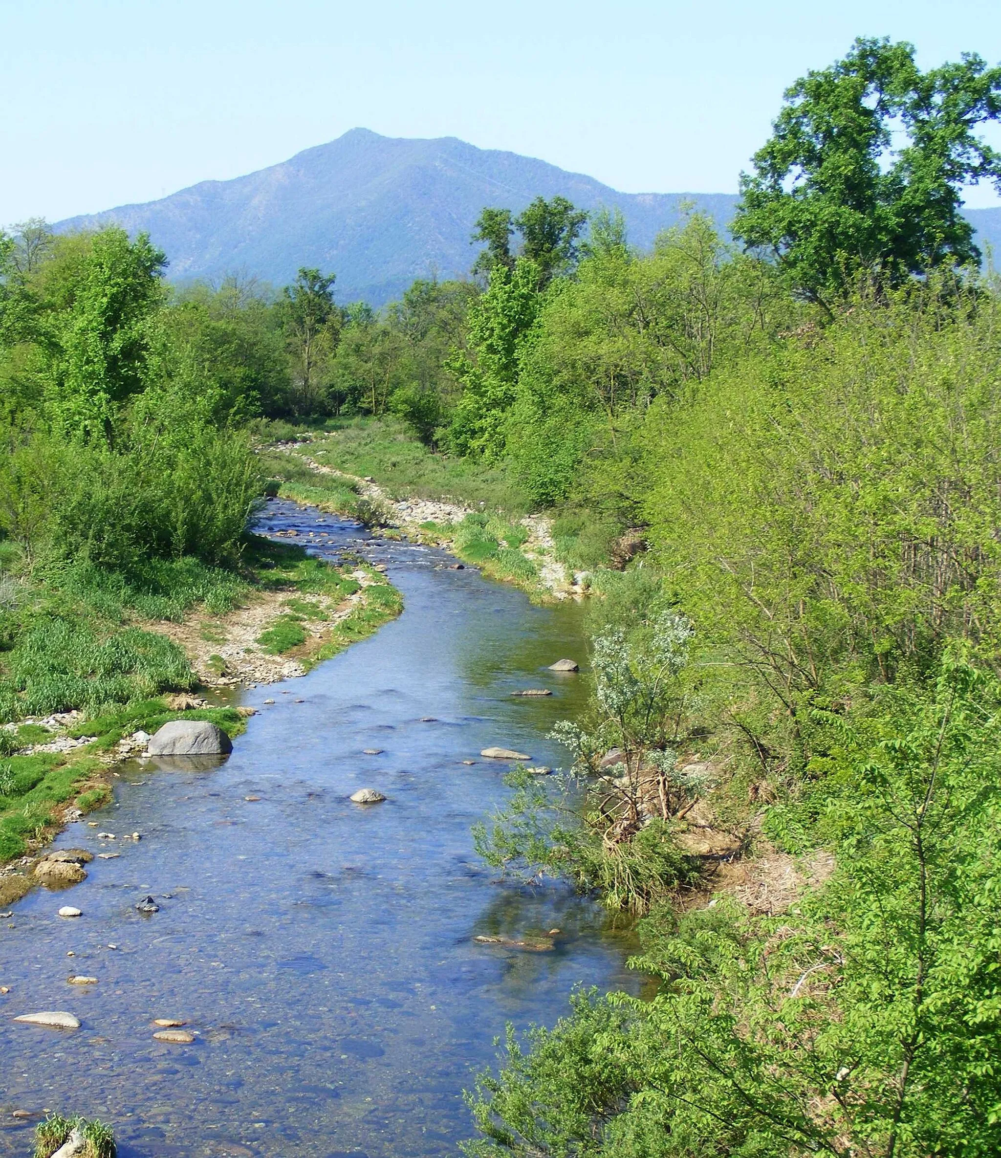 Photo showing: Caternone creek near San Gillio (TO, Italy); on the background Mount Musinè