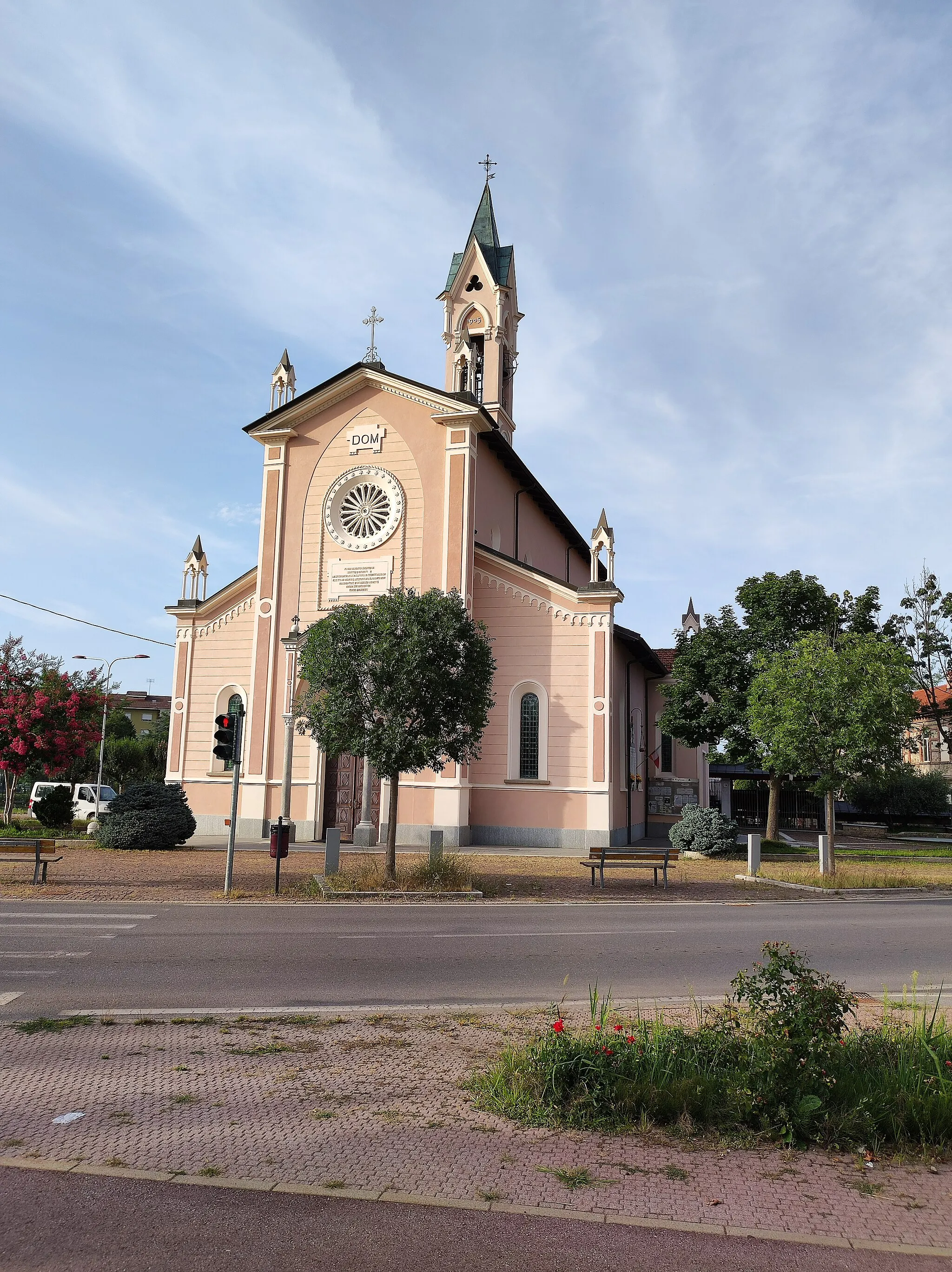 Photo showing: vista frontale della chiesa di San Defendente, sita nella frazione Confreria, Cuneo, Italia