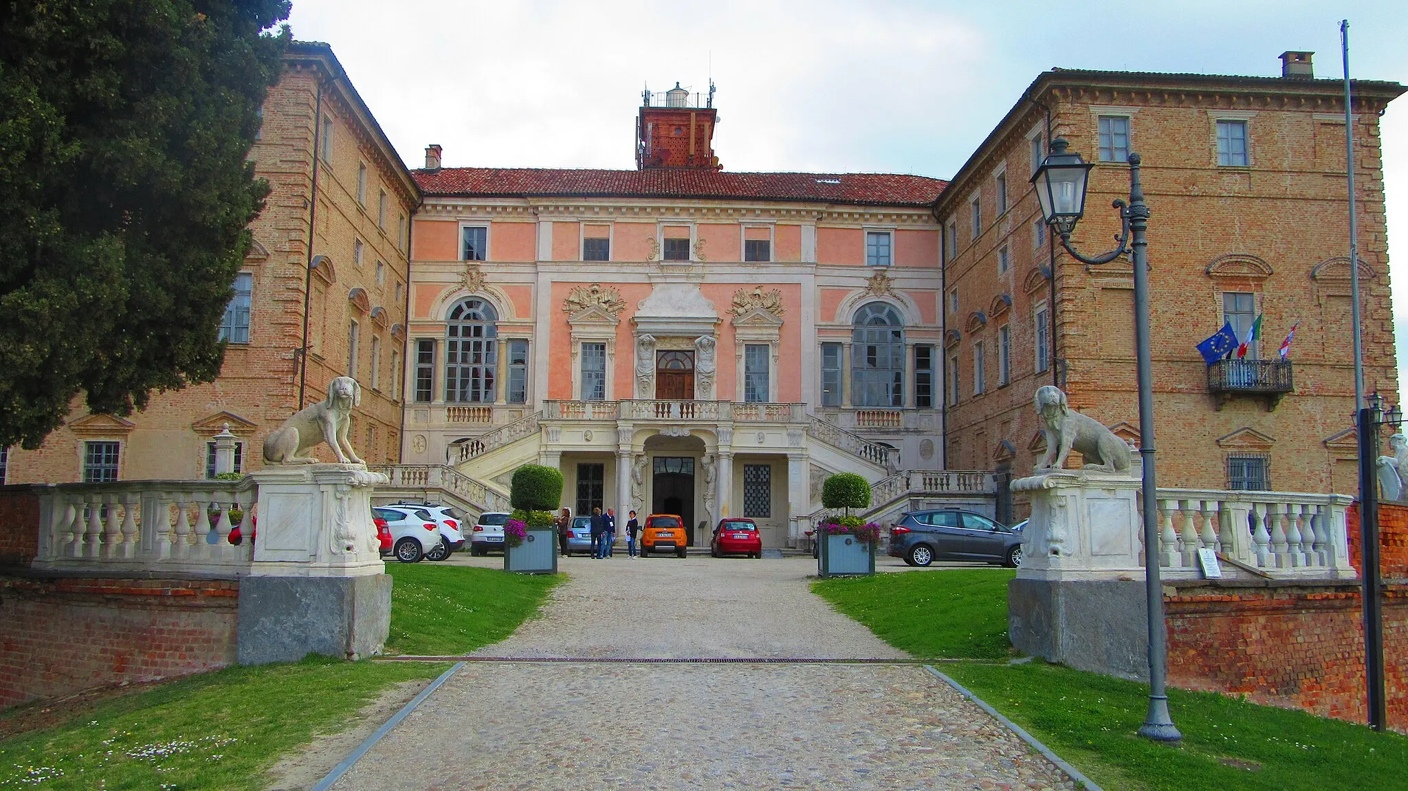 Photo showing: Courtyard of Govone Castle.