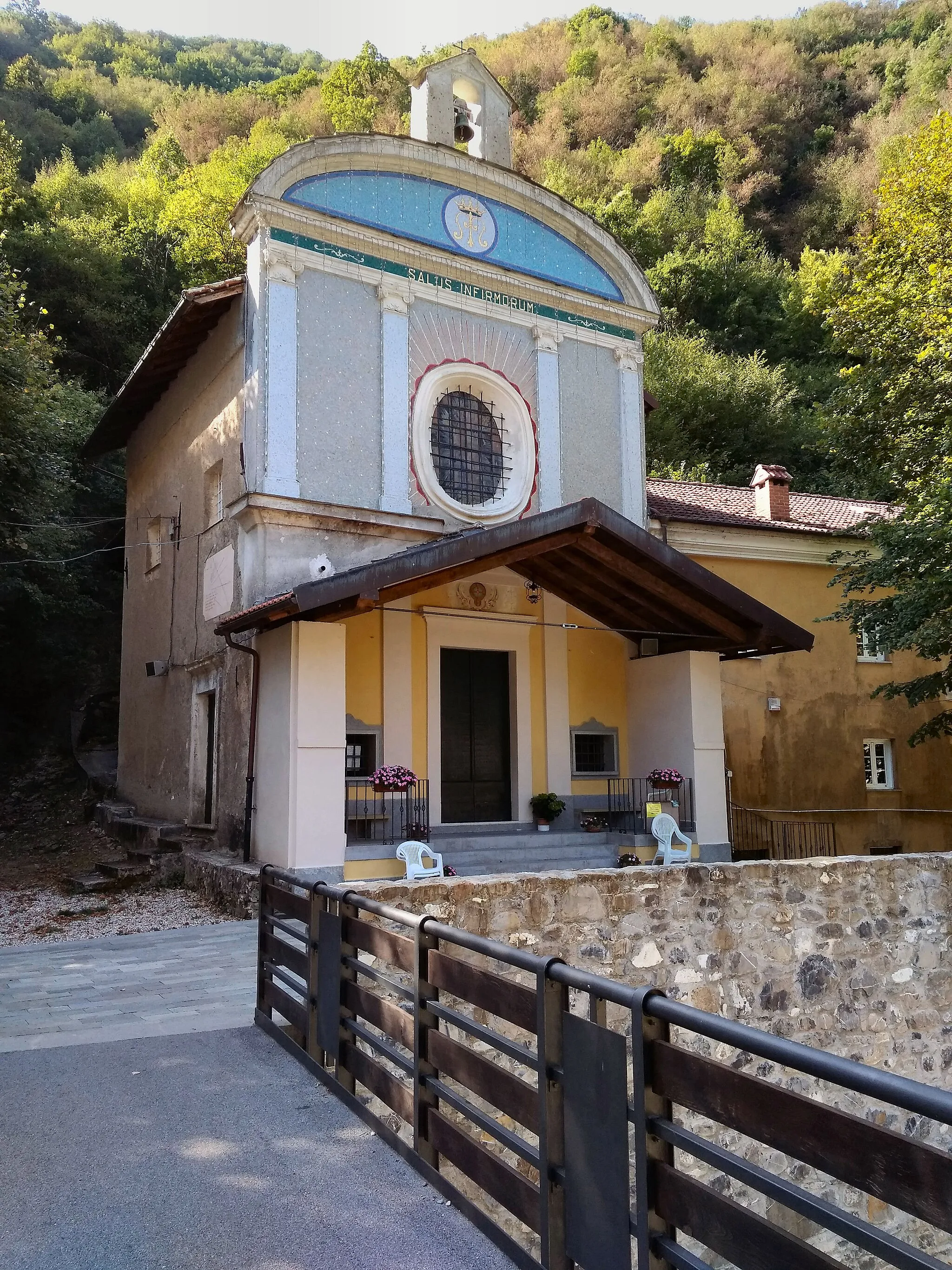 Photo showing: Valbrevenna, il santuario di N.S. dell' Acqua come si presenta dopo la ricostruzione del portico, distrutto dall'alluvione del 2015