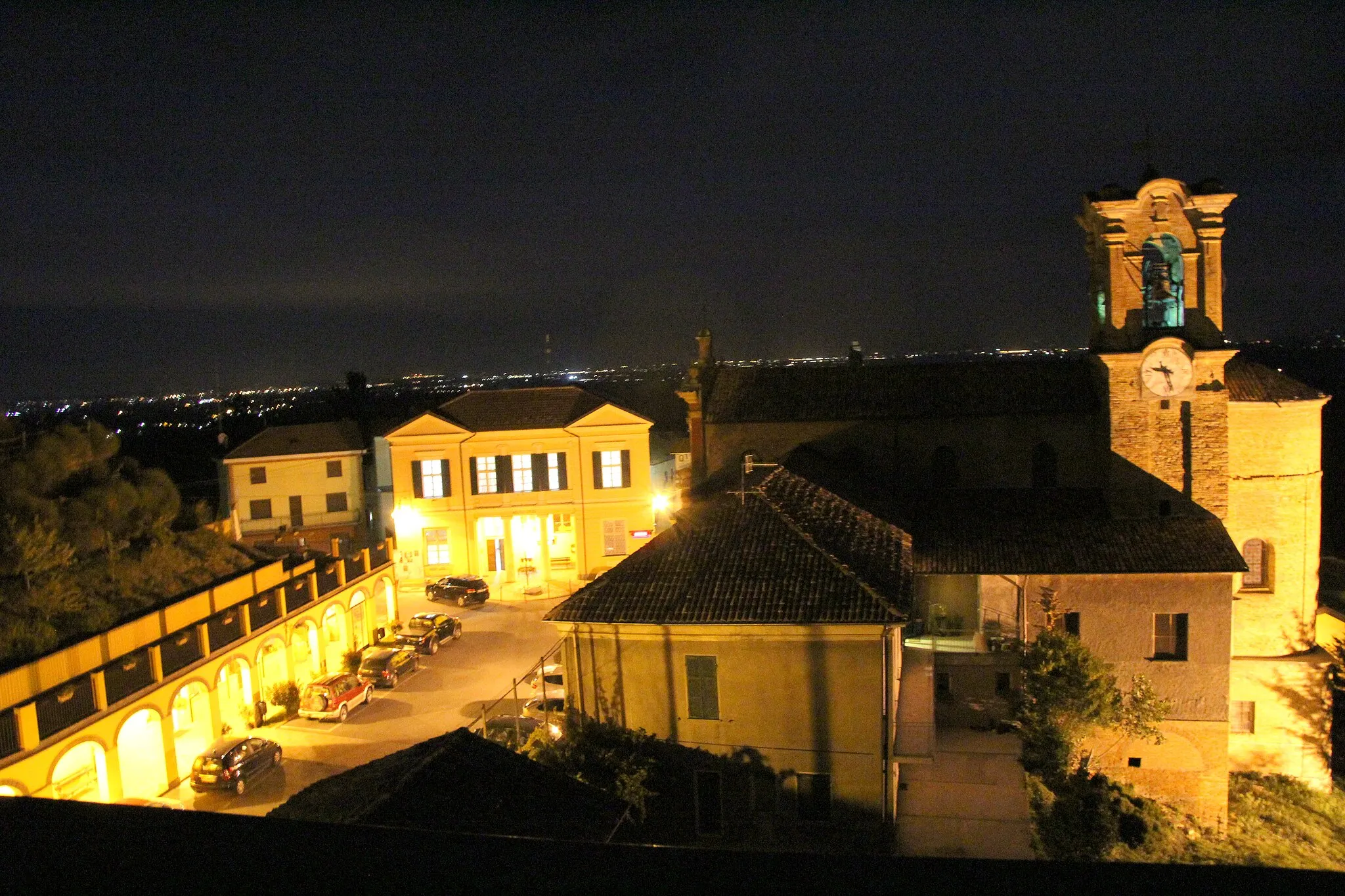 Photo showing: Alice Bel Colle at night from the Hotel Belvedere roof.Alice Bel Colle notte.