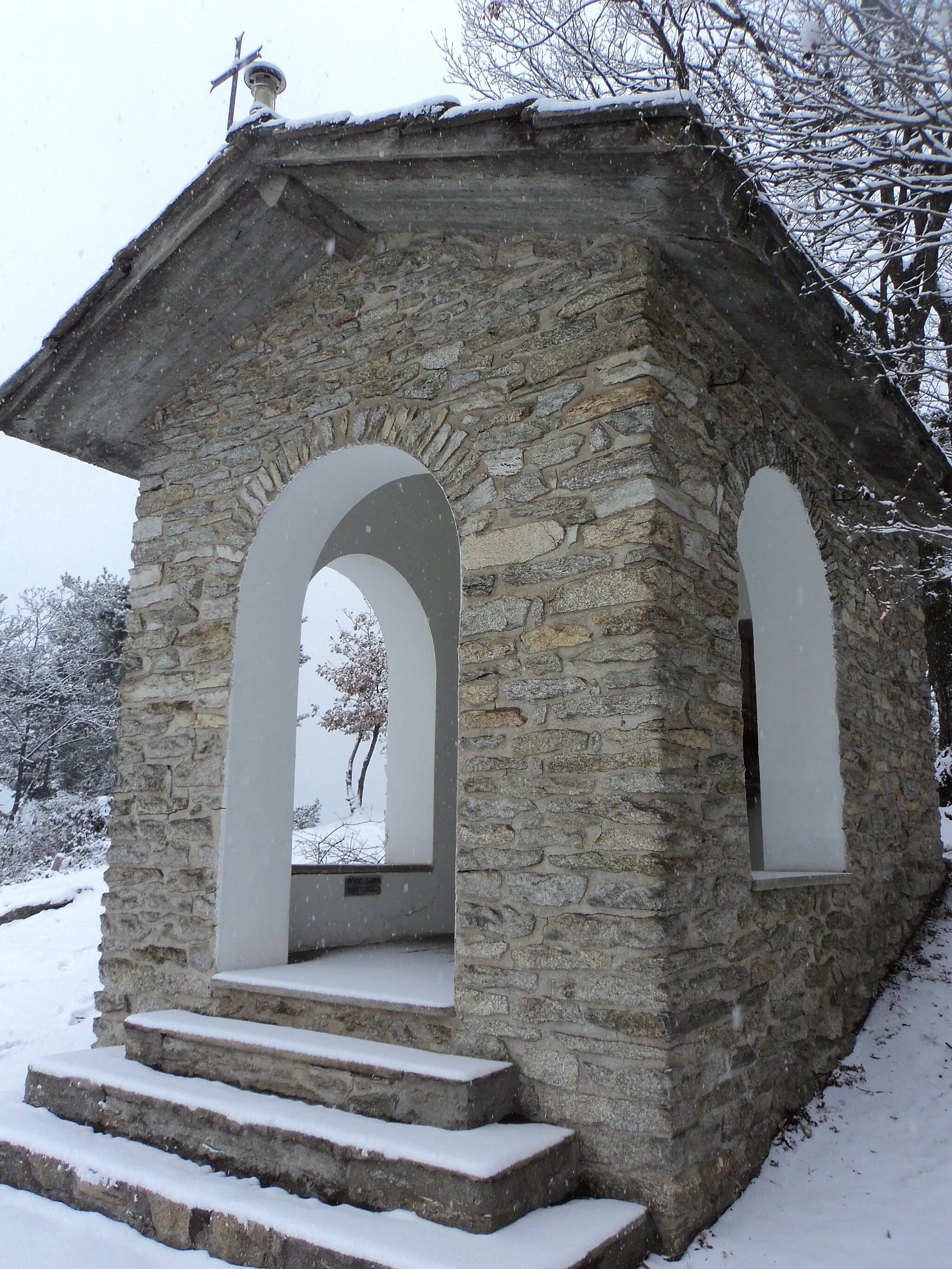 Photo showing: Cappella intitolata alla Madonna della Neve in vetta al Monte Muretto, montagna tra la Val Lemina e la Val Noce in Piemonte.